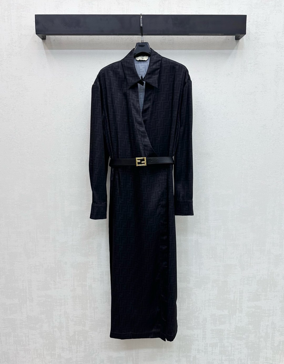 NO:739475,Fend*2026 new products are on the shelves. Belt with overlapping collar. Silk shirt dress. Customized YB imported mulberry silk. Made of draped and delicate texture. Correct shoulder sleeves with overlapping slanted collar pleats on the front to hide the placket design. Adds layering to the look. Iconic metal letter logo belt is fixed to outline the waist curve. The feminine atmosphere enhances charm. Jacquard elements printed all over the body highlight the brand's tone. Development of surface accessories. Cutting of lapel and diagonal placket dress. The upper body is full of fashion and elegance.  Easy to wear for commuting and vacation with a sense of style. High version, fendi, skirts, real silk,19860909Fend*2026新品上架腰带交叠领真丝衬衣裙定制YB进口桑蚕丝材质 垂顺细腻质感 正肩肩袖配合前襟交叠斜分领褶隐藏开襟设计 增添造型层次感 标志性金属字母徽标腰带固定勾勒腰身曲线 柔美气息提升魅力 通体满印字母提花元素 彰显品牌调性 面辅料开发 翻领斜襟连衣裙剪裁 上身充满时尚优雅气息 通勤度假轻松穿搭出洋气感  高版本,,fendi,skirts,real silk,,Women's clothing