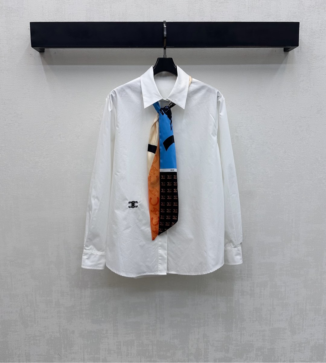 NO:739501,Celin*2026 New Arrival Silk Scarf Long Sleeve Shirt Customized YB imported twill cotton material Comfortable, delicate and breathable The whole body is plain and versatile and attractive Decorated with printed stitching and contrasting silk scarves Can be tied in many ways to make it more fashionable Adjustable with placket buttons to add layering to the look The waist is embellished with the iconic Arc de Triomphe embroidered logo decoration Highlighting the brand's tone Full of old-money fashionability Surface and accessories development Lapel long-sleeved shirt style tailoring  The upper body can be easily worn to create a stylish and high-end feel. High version, celine, shirts,19860909Celin*2026新品上架丝巾长袖衬衣定制YB进口斜纹全棉材质 舒适细腻 透气十足 通体素色百搭耐看 饰以印花拼接撞色丝巾装饰 可松可系多种玩法更时髦 配合开襟纽扣调节设计 增添造型层次感 腰侧点缀标志性凯旋门刺绣徽标装饰 彰显品牌调性 老钱时髦感十足 面辅料开发 翻领长袖衬衫版型剪裁 上身轻松穿搭出洋气高级感  高版本,,celine,shirts,,Women's clothing