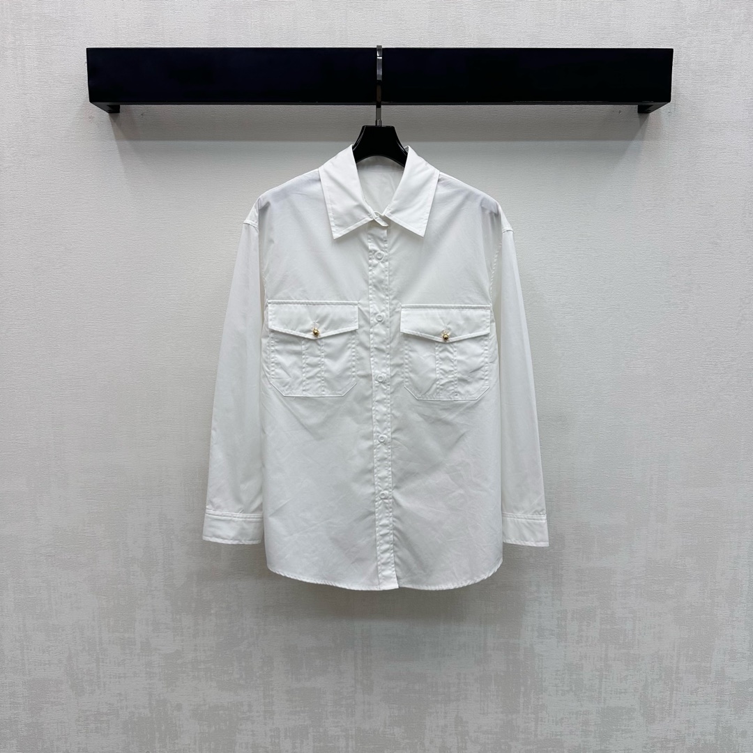 NO:739506,Celin*2026 new arrival lapel long-sleeved pocket shirt made of YB imported twill cotton material. Breathable, comfortable and stylish. Slightly stiff and smooth fabric creates a neat silhouette. Symmetrical flap pockets on the chest are decorated with the iconic Arc de Triomphe engraved gold buckle to highlight the brand tone. The placket button adjustment design adds layering to the look. Development of surface accessories. Conventional lapel shirt tailoring. Loose silhouette does not pick up on the body shape. Meets various needs for commuting and dating. Dress more youthfully and playfully.  High version,,celine,shirts,19860909Celin*2026新品上架翻领长袖口袋衬衫定制YB进口斜纹全棉材质 透气舒适有型 微挺垂顺面料塑造利落版型 胸口对称翻盖口袋点缀标志性凯旋门刻印金扣装饰 彰显品牌调性 开襟纽扣调节设计 增添造型层次感 面辅料开发 常规翻领衬衣剪裁 宽松廓形不挑身形 满足通勤约会多种需求 穿搭更显减龄俏皮  高版本,,celine,shirts,,Women's clothing