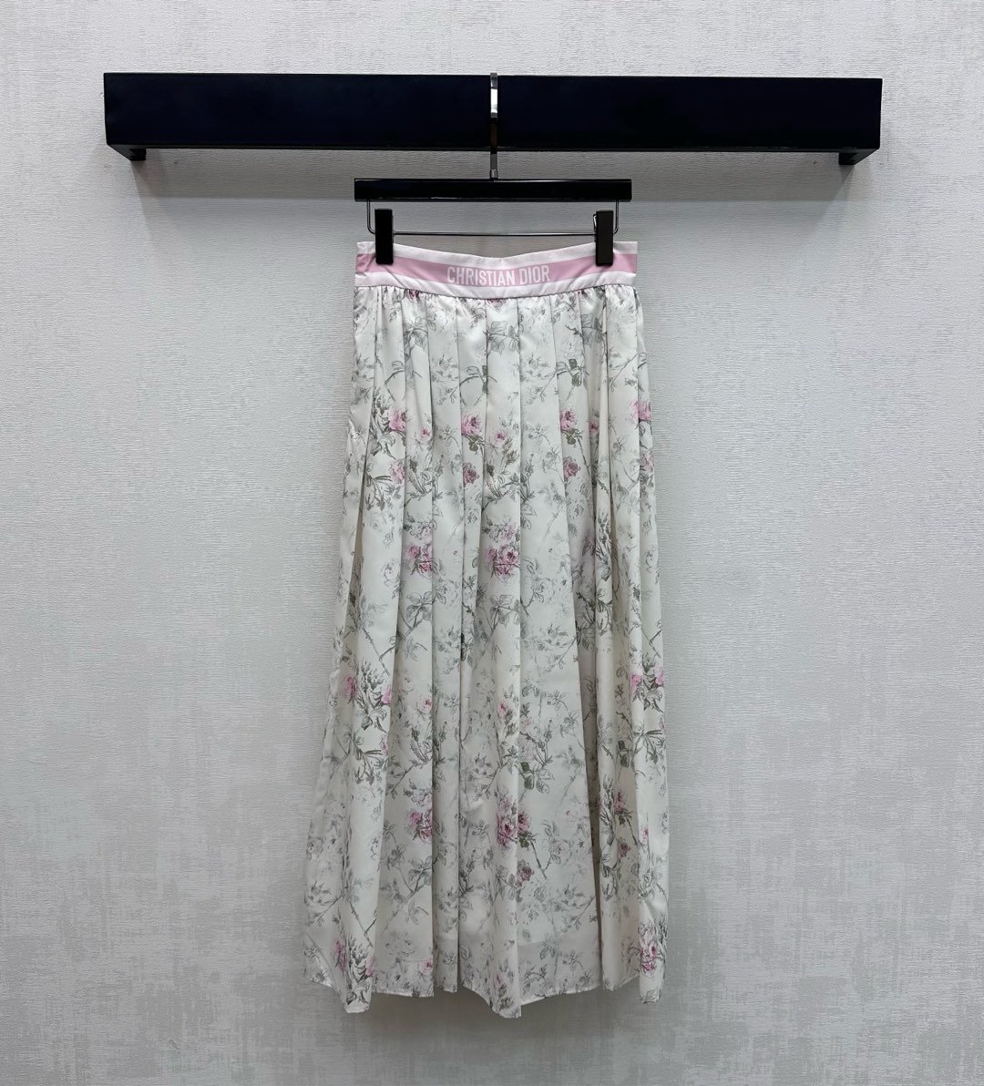 NO:739438,Dio*2026 New Arrival Floral Print Skirt Customized YB Imported Twill Silk Material Drapey and Comfortable Full-body Floral Print Pattern Designed with Micro-A Press Pleated Umbrella Hem to Add Layering to the Style Stitched and Contrasting Color Waistband Decorated with Signature Letter Print Pattern Highlights the Brand Tonality The upper body is full of lazy style and echoes the refreshing holiday atmosphere in the hot summer. Development of surface accessories High-waisted skirt tailoring Easy to wear for commuting and vacationing  High version 2 colors,,dior,skirts,19860909Dio*2026新品上架花卉印花半裙定制YB进口斜纹绸材质 垂顺舒适 通体满印花卉印花图案 配合微A字压褶伞状大摆设计 增添造型层次感 拼接撞色腰头点缀标志性字母印花图案装饰 彰显品牌调性 上身充满慵懒风情气息 呼应炎炎夏日的清爽度假气息 面辅料开发 高腰半身裙剪裁 通勤度假轻松驾驭穿搭  高版本2色,,dior,skirts,,Women's clothing