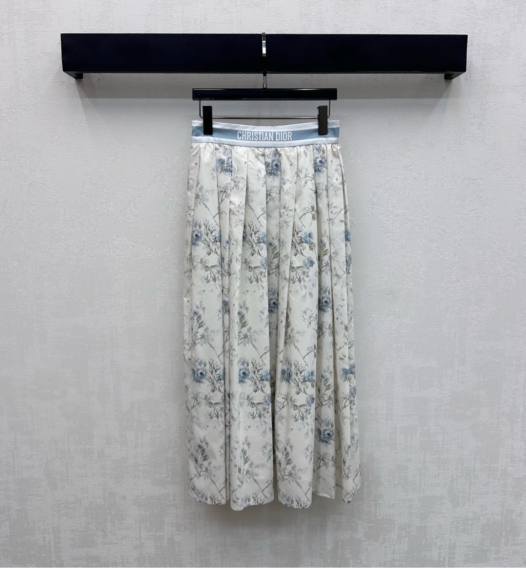 NO:739435,Dio*2026 New Arrival Floral Print Skirt Customized YB Imported Twill Silk Material Drapey and Comfortable Full-body Floral Print Pattern Designed with Micro-A Press Pleated Umbrella Hem to Add Layering to the Style Stitched and Contrasting Color Waistband Decorated with Signature Letter Print Pattern Highlights the Brand Tonality The upper body is full of lazy style and echoes the refreshing holiday atmosphere in the hot summer. Development of surface accessories High-waisted skirt tailoring Easy to wear for commuting and vacationing  High version 2 colors,,dior,skirts,19860909Dio*2026新品上架花卉印花半裙定制YB进口斜纹绸材质 垂顺舒适 通体满印花卉印花图案 配合微A字压褶伞状大摆设计 增添造型层次感 拼接撞色腰头点缀标志性字母印花图案装饰 彰显品牌调性 上身充满慵懒风情气息 呼应炎炎夏日的清爽度假气息 面辅料开发 高腰半身裙剪裁 通勤度假轻松驾驭穿搭  高版本2色,,dior,skirts,,Women's clothing