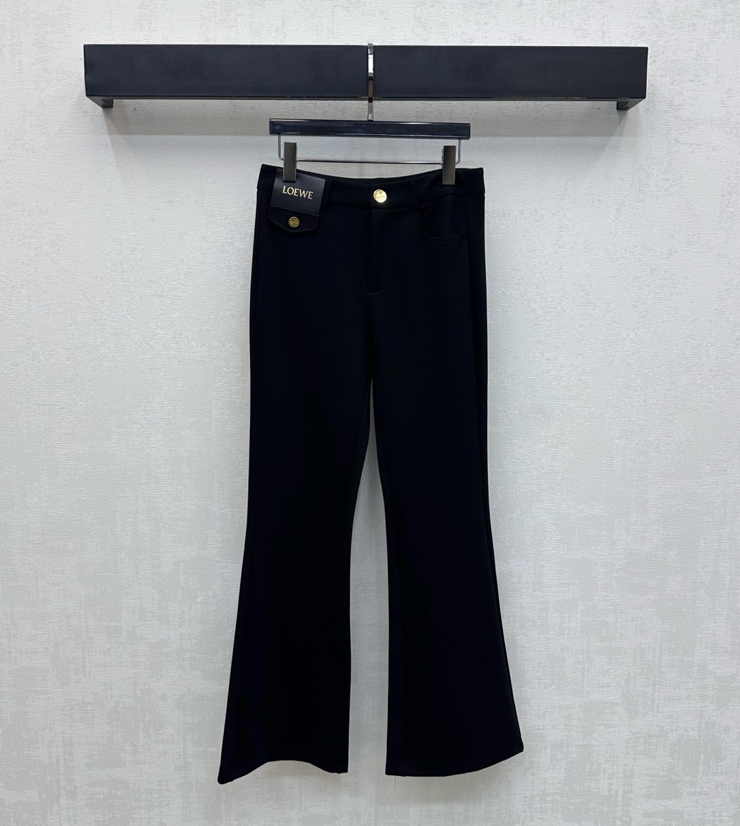NO:739512,Loew*2026 new arrival leather label boot-cut trousers customized YB imported blended wool and cotton material. The texture is shiny and draped. The buttons with printed letter logo and the leather label on the waist complement each other to highlight the brand tone. With the sharp cut design of flared pants, it adds a layered look. Simple, high-end and durable, showing a casual style. Development of surface accessories. High-waist buttoned trousers cut. Casual and stylish. High version L,, loewe,19860909Loew*2026新品上架皮标微喇长裤定制YB进口混纺羊毛棉纶材质 质感光泽垂顺有型 印刻字母徽标纽扣与腰间皮标相得益彰 彰显品牌调性 配合喇叭裤型利落裁剪设计 增添造型层次感 简约高级耐看呈现随性穿搭风格 面辅料开发 高腰系扣长裤剪裁 随意穿搭时髦洋气  高版本L,,loewe,,Women's clothing