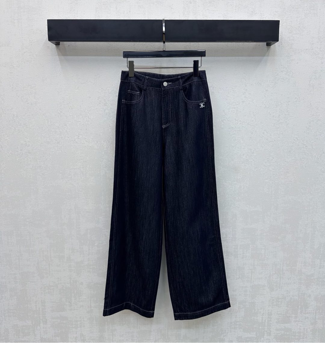 NO:739503,Celin*2026 new product launch wide-leg denim trousers customized with YB imported Tencel denim material. Craftsmanship and glossy texture. Not easy to wrinkle when worn. The texture is more vertical. One side pocket is embellished with the iconic Arc de Triomphe embroidered logo to echo the leather label on the back waist. Highlighting the brand's tone. The three-dimensional topstitch cutting design fits the human leg line better and adds layering to the look. The development of surface accessories. The high-waisted buttoned wide-leg trousers are cut to accommodate the figure and show the good proportion of the long legs. Casually match and wear high-end fashion.  High version,,celine,19860909Celin*2026新品上架阔腿牛仔长裤定制YB进口天丝牛仔材质 工艺处理 质感光泽 穿搭不易皱褶 质感更为垂顺 单侧口袋点缀标志性凯旋门刺绣徽标呼应后腰皮标 彰显品牌调性 立体明线裁剪设计更贴合人身腿部线条 增添造型层次感 面辅料开发 高腰系扣阔腿长裤剪裁 包容身材展现长腿好比例 随意搭配穿搭高级时髦 高版本,,celine,,Women's clothing