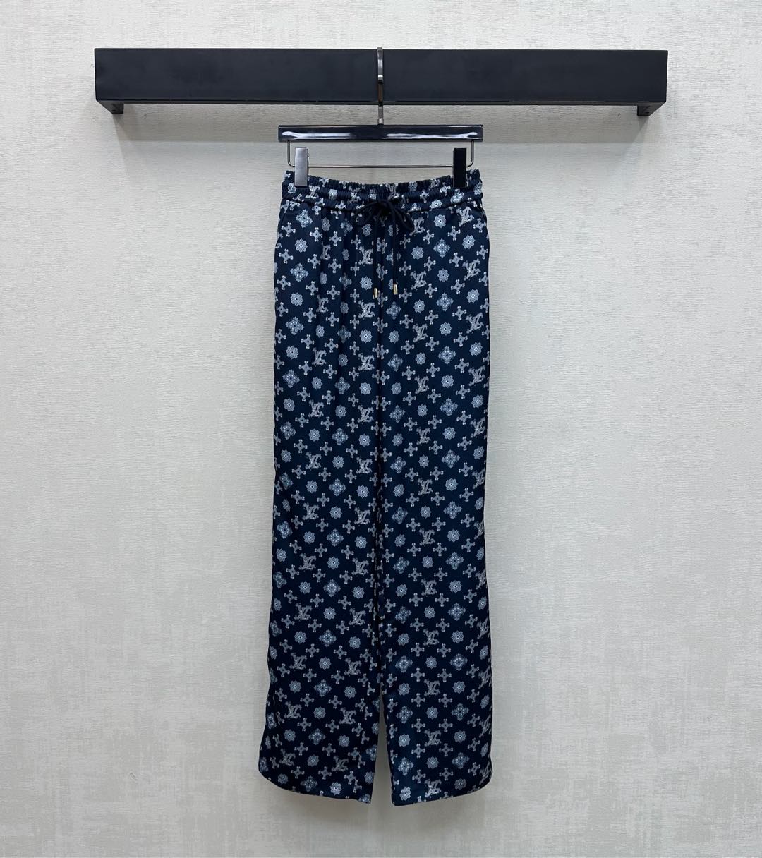 NO:739423,Louis Vuitto**2026 new products are on the shelves. Printed drawstring straight trousers are made of YB imported twill material. The texture is shiny, comfortable and soft. Made with three-dimensional pleated cutting technology. It is designed with contrasting drawstring adjustment to add layering to the look. The contrasting four-leaf clover letter print pattern is all over the body to highlight the brand tone. Development of surface accessories. High-waisted straight trousers cut. Casual matching and high-end temperament. High version, louis vuitton,19860909Louis Vuitto**2026新品上架印花抽绳直筒长裤定制YB进口斜纹绸材质 质感光泽 舒适柔软 沿用立体压褶裁剪工艺制作 配合撞色抽绳调节设计 增添造型层次感 通体满铺撞色四叶草字母印花图案 彰显品牌调性 面辅料开发 高腰直筒长裤剪裁 随意搭配穿搭高级气质 高版本,,louis vuitton,,Women's clothing