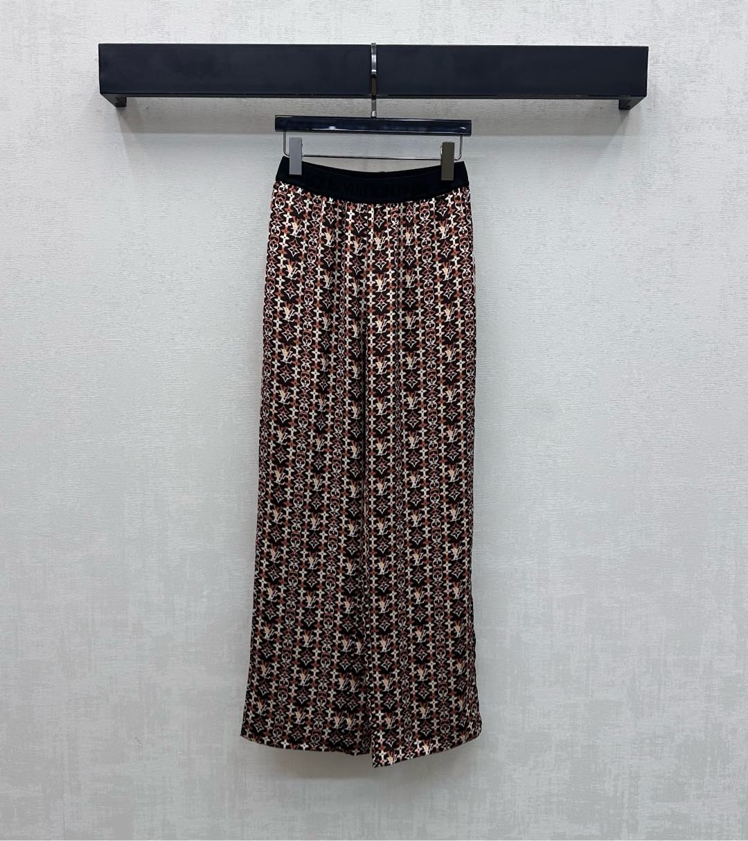 NO:739419,Louis Vuitto**2026 new arrival printed webbing straight trousers customized YB imported twill material, glossy texture, comfortable and soft, made using three-dimensional pleated cutting technology, with elastic contrasting color webbing waist splicing design, adding layering to the look. The iconic letter logo is embellished with a contrasting four-leaf clover letter print pattern all over the body, highlighting the brand tone. Development of surface accessories. High-waisted straight trousers cut. Casual matching and high-end temperament. High version, Louis  vuitton,19860909Louis Vuitto**2026新品上架印花织带直筒长裤定制YB进口斜纹绸材质 质感光泽 舒适柔软 沿用立体压褶裁剪工艺制作 配合弹力撞色织带腰拼接设计 增添造型层次感 标志性字母徽标点缀之上通体满铺撞色四叶草字母印花图案 彰显品牌调性 面辅料开发 高腰直筒长裤剪裁 随意搭配穿搭高级气质 高版本,,louis vuitton,,Women's clothing