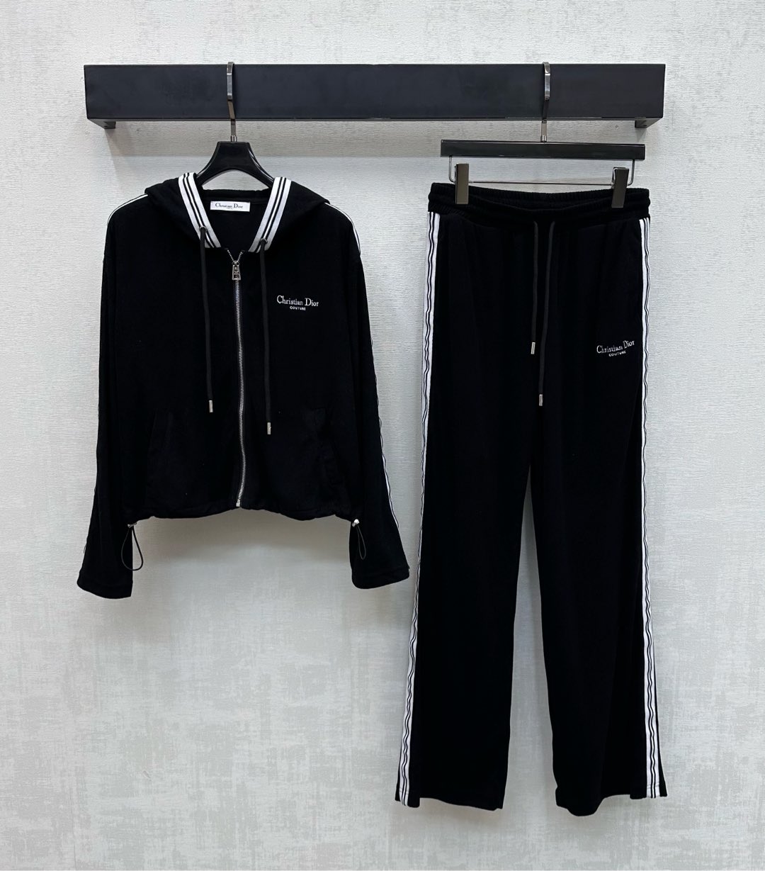 NO:739431,Dio*2026 new product launch hooded jacket and trousers set made of imported YB terry cotton material. It is draped, comfortable and soft. The whole body is made of versatile plain color with striped webbing splicing design. It is visually slim and inclusive. It fits the human body curve more prominently and adds a sense of layering to the shape. The chest and waist are embellished with iconic letter embroidery logo decoration to highlight the brand tone. Development of surface and accessories. The hooded zipper jacket is paired with the same series of drawstring trousers. The complete set is suitable for various outdoor leisure occasions.  High version 2 colors,,dior,jackets & coats,hats,19860909Dio*2026新品上架连帽外套长裤套装定制YB进口毛巾棉材质 垂顺舒适柔软 通体百搭素色配合条纹织带拼接设计视觉显瘦包容 贴合人体曲线更突出 增添造型层次感 胸前与腰胯侧点缀标志性字母刺绣徽标装饰 彰显品牌调性 面辅料开发 连帽拉链外套搭配同系列抽绳长裤 成套穿搭适配户外休闲多种场合 高版本2色,,dior,jackets & coats,hats,,Women's clothing