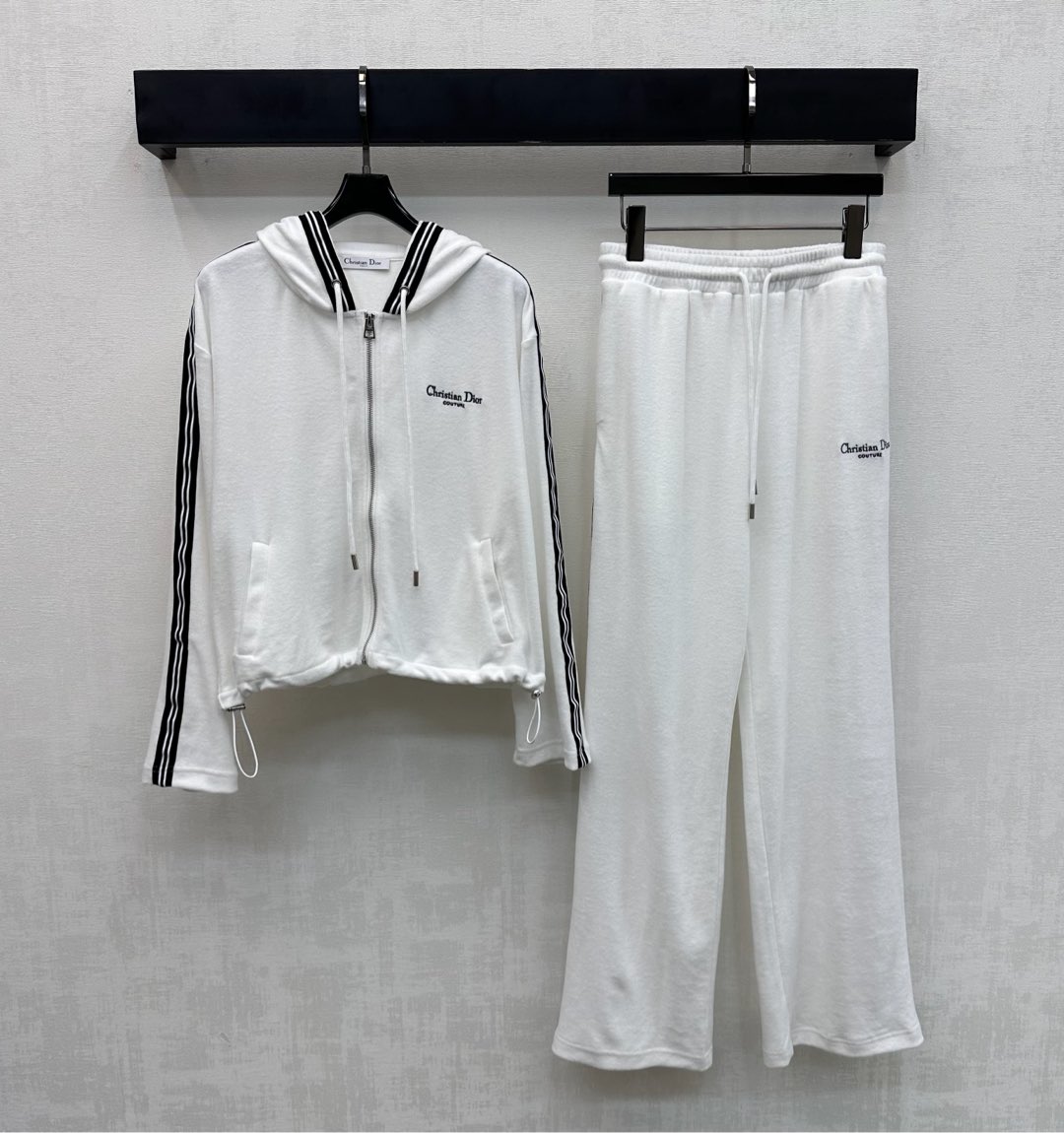 NO:739427,Dio*2026 new product launch hooded jacket and trousers set made of imported YB terry cotton material. It is draped, comfortable and soft. The whole body is made of versatile plain color with striped webbing splicing design. It is visually slim and inclusive. It fits the human body curve more prominently and adds a sense of layering to the shape. The chest and waist are embellished with iconic letter embroidery logo decoration to highlight the brand tone. Development of surface and accessories. The hooded zipper jacket is paired with the same series of drawstring trousers. The complete set is suitable for various outdoor leisure occasions.  High version 2 colors,,dior,jackets & coats,hats,19860909Dio*2026新品上架连帽外套长裤套装定制YB进口毛巾棉材质 垂顺舒适柔软 通体百搭素色配合条纹织带拼接设计视觉显瘦包容 贴合人体曲线更突出 增添造型层次感 胸前与腰胯侧点缀标志性字母刺绣徽标装饰 彰显品牌调性 面辅料开发 连帽拉链外套搭配同系列抽绳长裤 成套穿搭适配户外休闲多种场合 高版本2色,,dior,jackets & coats,hats,,Women's clothing