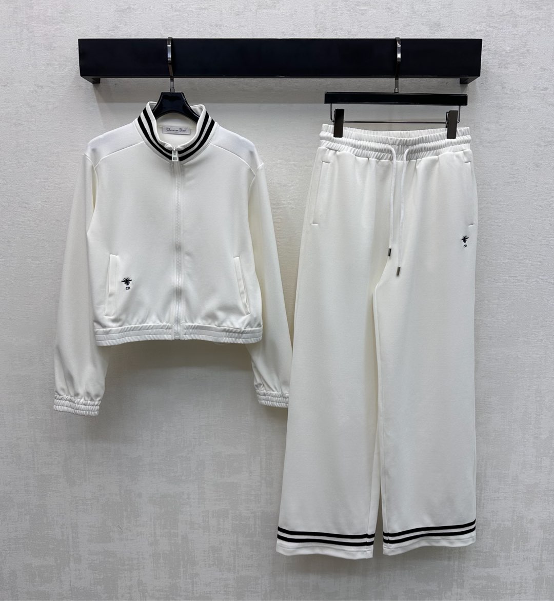 NO:739430,Dio*2026 new arrival stand-up collar jacket trousers suit made of imported YB cotton material with built-in holes, comfortable and breathable. The collar is decorated with threaded black and white strips to tighten the design. Echoing the stripe elements on the trouser legs, it adds a sense of layering to the look. The waist span is decorated with the iconic embroidered letter bee logo to highlight the brand tone. Development of surface accessories. Baseball jacket jacket high-waisted straight trousers suit. It can be easily worn as a set for daily travel or leisure and entertainment. Fashionable and relaxed  High version 2 colors,,dior,jackets & coats,jackets & coats,19860909Dio*2026新品上架立领夹克长裤套装定制YB进口朱地棉材质 自带孔洞 舒适透气 领边饰以螺纹黑白条撞色收紧设计 呼应裤腿处配合条纹元素 增添造型层次感 腰侧跨部点缀标志性刺绣字母蜜蜂徽标装饰 彰显品牌调性 面辅料开发 棒球夹克外套高腰直筒长裤套装 成套穿搭日常出行还是休闲娱乐 都能轻松驾驭 时尚松弛 高版本2色,,dior,jackets & coats,jackets & coats,,Women's clothing