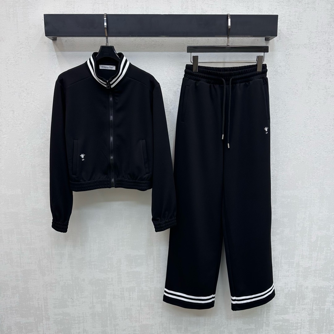 NO:739434,Dio*2026 new arrival stand-up collar jacket trousers suit made of imported YB cotton material with built-in holes, comfortable and breathable. The collar is decorated with threaded black and white strips to tighten the design. Echoing the stripe elements on the trouser legs, it adds a sense of layering to the look. The waist span is decorated with the iconic embroidered letter bee logo to highlight the brand tone. Development of surface accessories. Baseball jacket jacket high-waisted straight trousers suit. It can be easily worn as a set for daily travel or leisure and entertainment. Fashionable and relaxed  High version 2 colors,,dior,jackets & coats,jackets & coats,19860909Dio*2026新品上架立领夹克长裤套装定制YB进口朱地棉材质 自带孔洞 舒适透气 领边饰以螺纹黑白条撞色收紧设计 呼应裤腿处配合条纹元素 增添造型层次感 腰侧跨部点缀标志性刺绣字母蜜蜂徽标装饰 彰显品牌调性 面辅料开发 棒球夹克外套高腰直筒长裤套装 成套穿搭日常出行还是休闲娱乐 都能轻松驾驭 时尚松弛 高版本2色,,dior,jackets & coats,jackets & coats,,Women's clothing