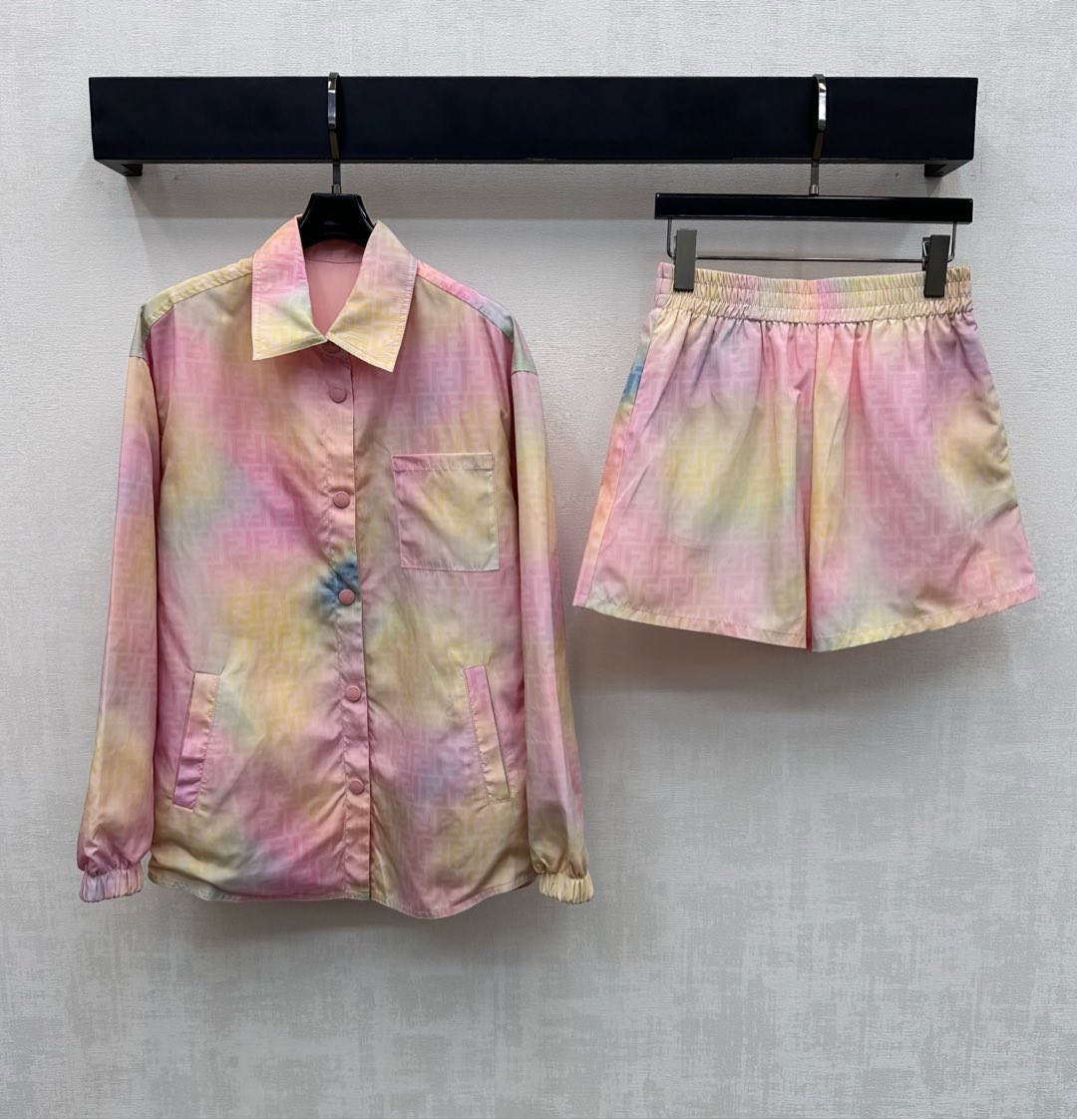 NO:739482,Fend*2026 new products are on the shelves. The reversible smudge suit is made of imported YB nylon material. It has a high-end texture and is crisp and stylish. One side is covered with smudged gradient letter printing elements. One side is decorated with simple solid colors and iconic embroidered logo decoration. Highlighting the brand's tone and creating a two-wear design concept. The placket engraved snap button adjustment design is combined with symmetrical pockets to add layering to the look. Development of surface accessories. Lapel placket jacket and high-waisted shorts cut to meet various needs for daily commuting.  High version double sided,,fendi,shorts,jackets & coats,19860909Fend*2026新品上架两面穿晕染套装定制YB进口尼龙材质 质感高级 挺括有型 一面满铺晕染渐变字母印花元素 一面简约纯色点缀标志性刺绣徽标装饰 彰显品牌调性 打造一衣两穿的设计理念 开襟刻印按扣调节设计配合对称插兜口袋 增添造型层次感 面辅料开发 翻领开襟外套高腰短裤剪裁 满足日常通勤多种需求  高版本双面,,fendi,shorts,jackets & coats,,Women's clothing