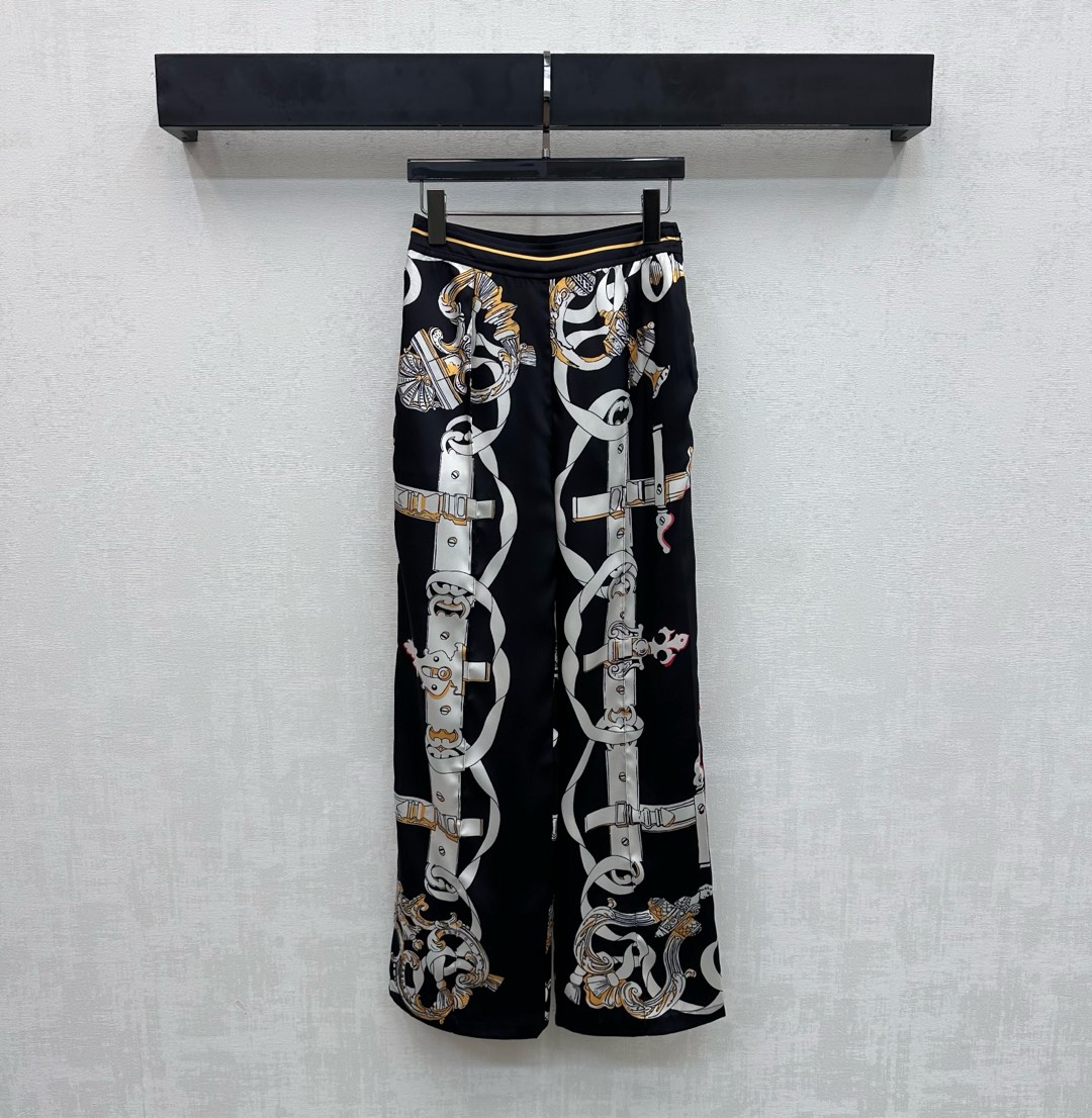 NO:739939,Herme*2026 new arrival silk printed straight trousers, customized YB imported 100% mulberry silk material, comfortable texture, vertical and breathable, artistic line printing pattern throughout, instantly lighting up the overall rich visual effect, highlighting the brand's tone, striped contrasting waistband design, webbing adjustment processing, adding layering to the look, surface accessories development, high-waisted straight trousers cut, can be matched with shirts from the same series, easily worn for daily outings or vacations, creating an elegant and relaxed atmosphere  High version 2 colors-,,hermes,real silk,19860909Herme*2026新品上架真丝印花直筒长裤定制YB进口百分百桑蚕丝材质 质感舒适 垂顺透气 通体采用艺术感线条印花图案 瞬间点亮整体丰富视觉效果 彰显品牌调性 条纹撞色腰头设计织带调节处理 增添造型层次感 面辅料开发 高腰直筒长裤剪裁 可搭配同系列衬衣 日常出街还是度假成套穿搭轻松穿出优雅松弛氛围感  高版本2色-,,hermes,real silk,,Women's clothing