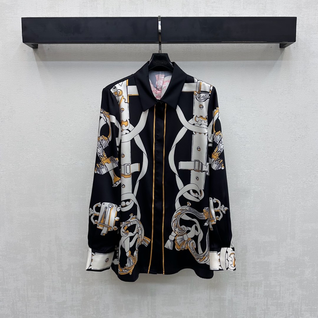 NO:739916,Herme*2026 new products are on the shelves. Silk printed long-sleeved shirts are made of 100% imported YB mulberry silk. The texture is comfortable, draped and breathable. The whole body is printed with artistic lines, which instantly brightens the overall visual effect and highlights the brand tone. The front placket is designed with hidden buttons to adjust the placket, adding layering to the look. Surface accessories development. Lapel long-sleeved shirt tailoring. Can be paired with trousers of the same series. Easily wear it for daily outings or vacations, creating an elegant and relaxed atmosphere.  High version 2 colors-,,hermes,shirts,real silk,19860909Herme*2026新品上架真丝印花长袖衬衫定制YB进口百分百桑蚕丝材质 质感舒适 垂顺透气 通体采用艺术感线条印花图案 瞬间点亮整体丰富视觉效果 彰显品牌调性 前襟沿用隐藏式纽扣调节开襟设计 增添造型层次感 面辅料开发 翻领长袖衬衣剪裁 可搭配同系列长裤 日常出街还是度假成套穿搭轻松穿出优雅松弛氛围感  高版本2色-,,hermes,shirts,real silk,,Women's clothing