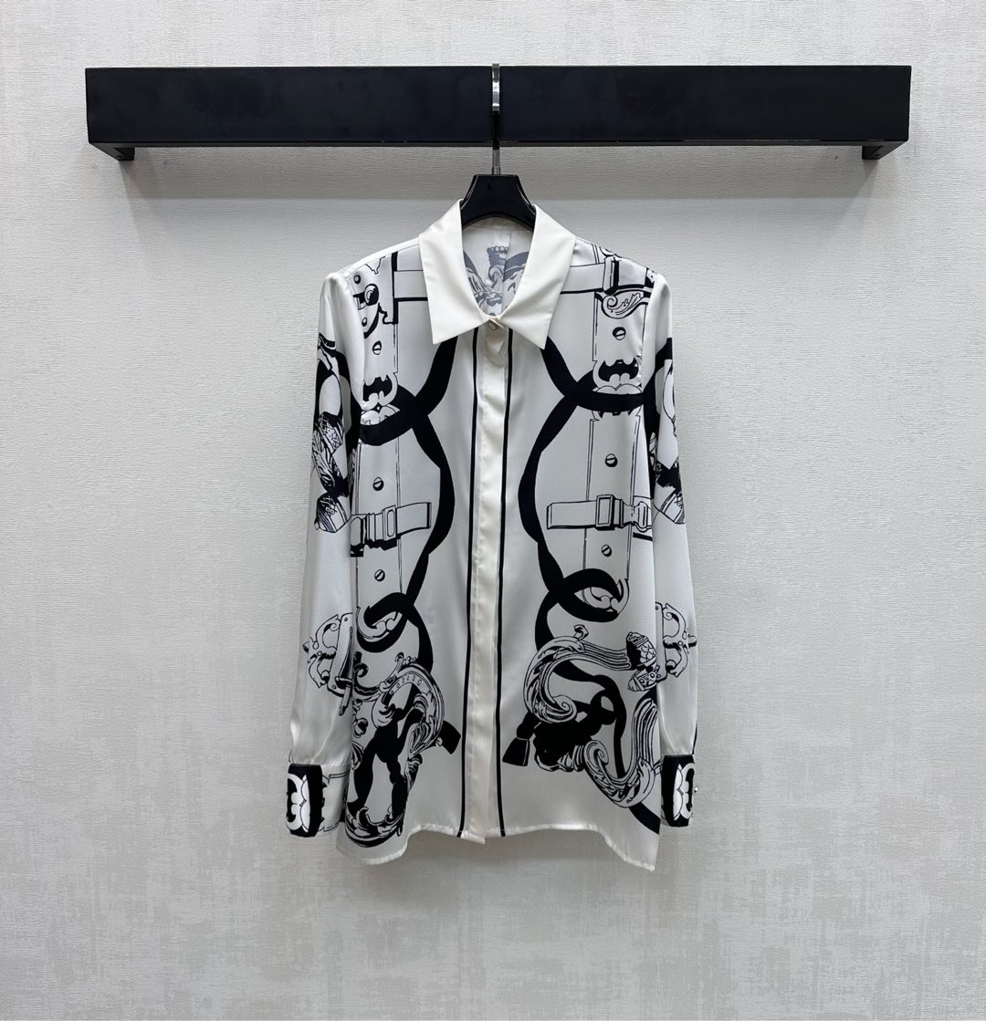 NO:739933,Herme*2026 new products are on the shelves. Silk printed long-sleeved shirts are made of 100% imported YB mulberry silk. The texture is comfortable, draped and breathable. The whole body is printed with artistic lines, which instantly brightens the overall visual effect and highlights the brand tone. The front placket is designed with hidden buttons to adjust the placket, adding layering to the look. Surface accessories development. Lapel long-sleeved shirt tailoring. Can be paired with trousers of the same series. Easily wear it for daily outings or vacations, creating an elegant and relaxed atmosphere.  High version 2 colors-,,hermes,shirts,real silk,19860909Herme*2026新品上架真丝印花长袖衬衫定制YB进口百分百桑蚕丝材质 质感舒适 垂顺透气 通体采用艺术感线条印花图案 瞬间点亮整体丰富视觉效果 彰显品牌调性 前襟沿用隐藏式纽扣调节开襟设计 增添造型层次感 面辅料开发 翻领长袖衬衣剪裁 可搭配同系列长裤 日常出街还是度假成套穿搭轻松穿出优雅松弛氛围感  高版本2色-,,hermes,shirts,real silk,,Women's clothing