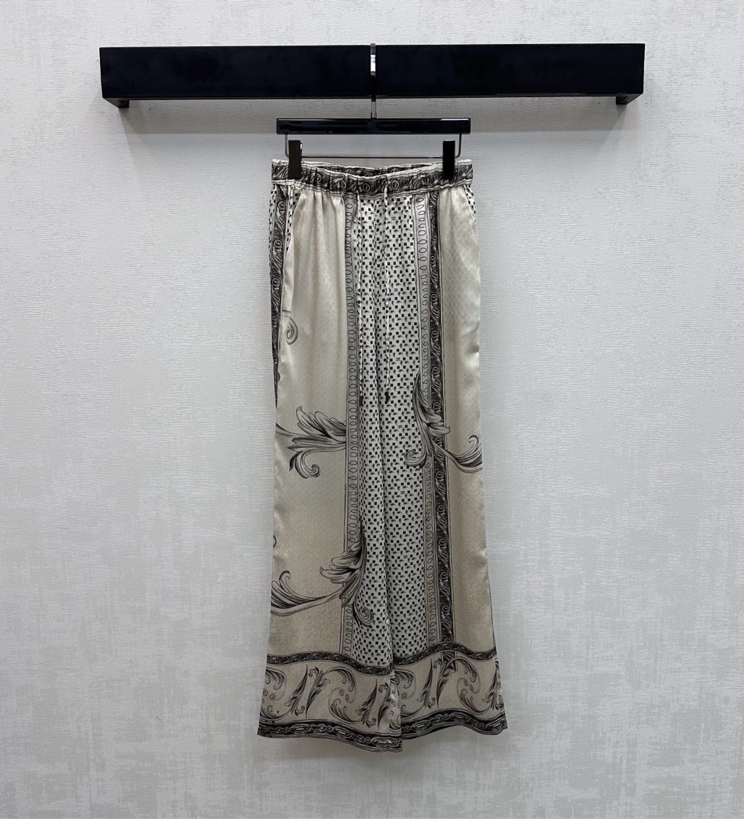 NO:739917,Maxmar*2026 new arrival silk printed splicing trousers, customized YB imported 100% mulberry silk material, comfortable texture, draped and breathable, artistic line splicing printing design throughout, contrasting color treatment extending from the side of the trousers to the back legs, iconic letter logo embellishment, highlighting the brand tone, elastic drawstring adjustment design, adding layering to the look, development of surface accessories, lapel long-sleeved shirt tailoring, can be matched with the same series of shirts  Wear a complete set for daily outings or vacations to easily create an elegant and relaxed atmosphere. High version-,,real silk,19860909Maxmar*2026新品上架真丝印花拼接长裤定制YB进口百分百桑蚕丝材质 质感舒适 垂顺透气 通体采用艺术感线条拼接印花设计 裤侧延伸至后腿撞色处理 标志性字母徽标点缀其中 彰显品牌调性 弹力抽绳调节设计 增添造型层次感 面辅料开发 翻领长袖衬衣剪裁 可搭配同系列衬衣 成套穿搭日常出街还是度假轻松穿出优雅松弛氛围感  高版本-,,real silk,,Women's clothing