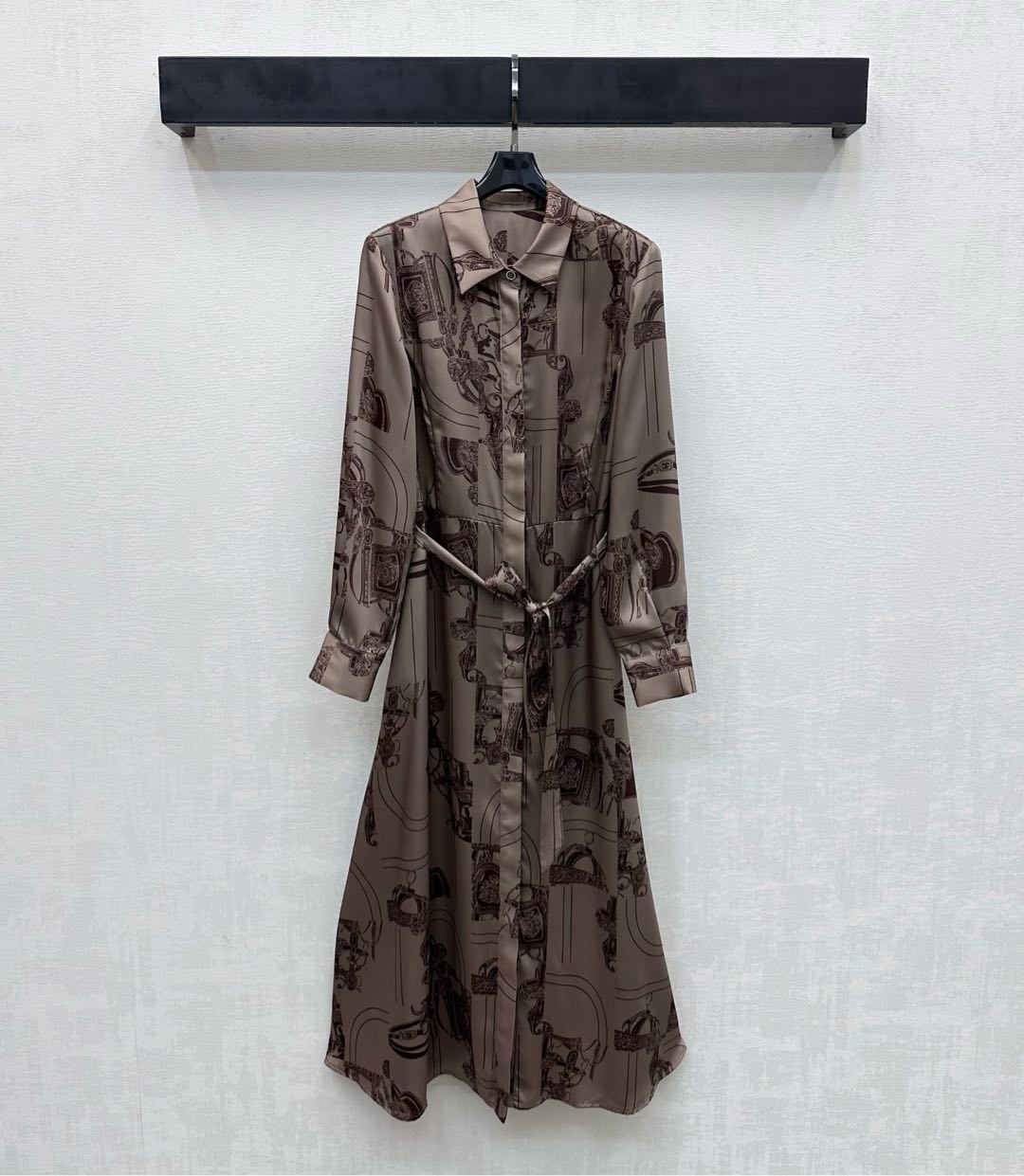 NO:739925,Herme*2026 new products are on the shelves. Silk printed belt dress long skirt is made of YB imported 100% mulberry silk material. It is comfortable in texture, draped and breathable. The whole body is made of brown bottom with artistic line printing. It instantly lights up the overall rich visual effect and highlights the brand tone. The hidden placket button adjustment is used to match the fabric belt outline design to add layering to the look. Surface accessories development. Lapel long-sleeved shirt and long skirt tailoring. Easily wear it for daily outings or vacations to create an elegant and relaxed atmosphere.  High version-,,hermes,skirts,real silk,19860909Herme*2026新品上架真丝印花腰带连衣长裙定制YB进口百分百桑蚕丝材质 质感舒适 垂顺透气 通体采用棕色底搭配艺术感线条印花 瞬间点亮整体丰富视觉效果 彰显品牌调性 沿用隐藏式开襟纽扣调节配合本布腰带勾勒设计 增添造型层次感 面辅料开发 翻领长袖衬衣长裙剪裁 日常出街还是度假轻松穿出优雅松弛氛围感  高版本-,,hermes,skirts,real silk,,Women's clothing