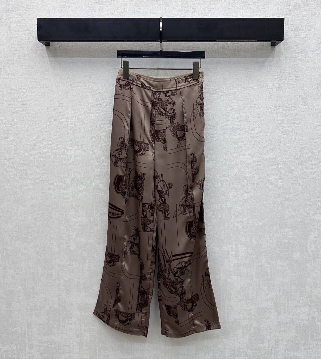 NO:739931,Herme*2026 new arrival silk printed straight trousers, customized YB imported 100% mulberry silk material, comfortable texture, vertical and breathable. The whole body is made of brown bottom with artistic line printing, which instantly brightens the overall visual effect and highlights the brand tone. The zipper adjustment design along the waist is easy to put on and take off, adding layering to the look. The development of surface accessories. High-waisted straight trousers can be matched with the same series of shirts. Easily wear it for daily outings or vacations, creating an elegant and relaxed atmosphere.  High version-,,hermes,real silk,19860909Herme*2026新品上架真丝印花直筒长裤定制YB进口百分百桑蚕丝材质 质感舒适 垂顺透气 通体采用棕色底搭配艺术感线条印花 瞬间点亮整体丰富视觉效果 彰显品牌调性 沿用腰侧拉链调节设计方便穿脱 增添造型层次感 面辅料开发 高腰直筒长裤剪裁 可搭配同系列衬衣 日常出街还是度假成套穿搭轻松穿出优雅松弛氛围感  高版本-,,hermes,real silk,,Women's clothing