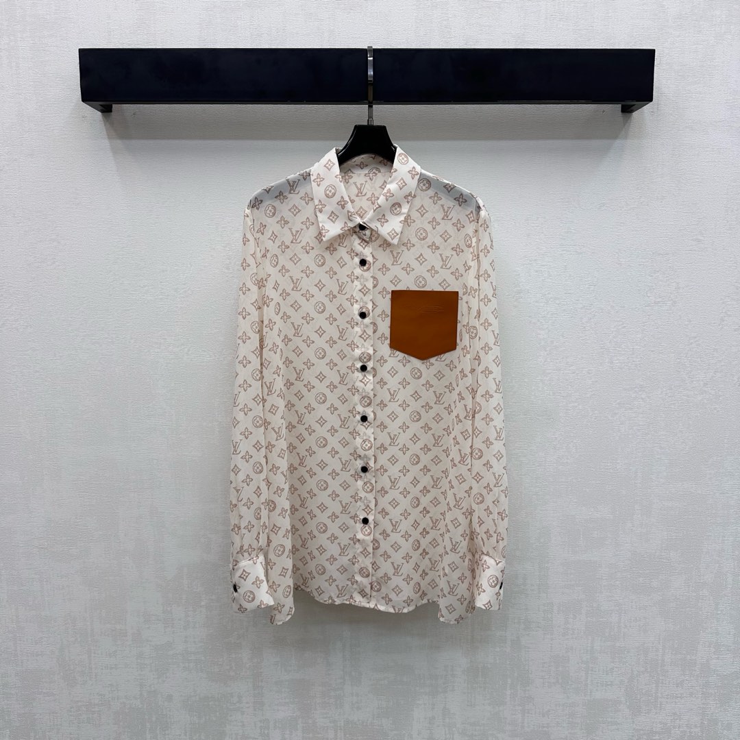 NO:739951,Louis Vuitto*2026 new arrival printed tulle long-sleeved shirt customized with YB imported light sheer material Breathable, comfortable and delicate All-over logo printed four-leaf clover letter print pattern Highlights brand tone Embellished with engraved leather contrasting pocket decoration on the chest Adds layering to the look Surface accessories development Regular lapel shirt tailoring Can be paired with trousers of the same series High-end and fashionable outfits High version 2 colors, Louis Vuitton, shirts,19860909Louis Vuitto*2026新品上架印花薄纱长袖衬衣定制YB进口轻薄透纱材质 透气舒适细腻 通体满铺标志印花四叶草字母印花图案 彰显品牌调性 胸前点缀刻印皮革撞色口袋装饰 增添造型层次感 面辅料开发 常规翻领衬衫剪裁 可搭配同系列长裤 成套穿搭高级时髦 高版本2色,,louis vuitton,shirts,,Women's clothing