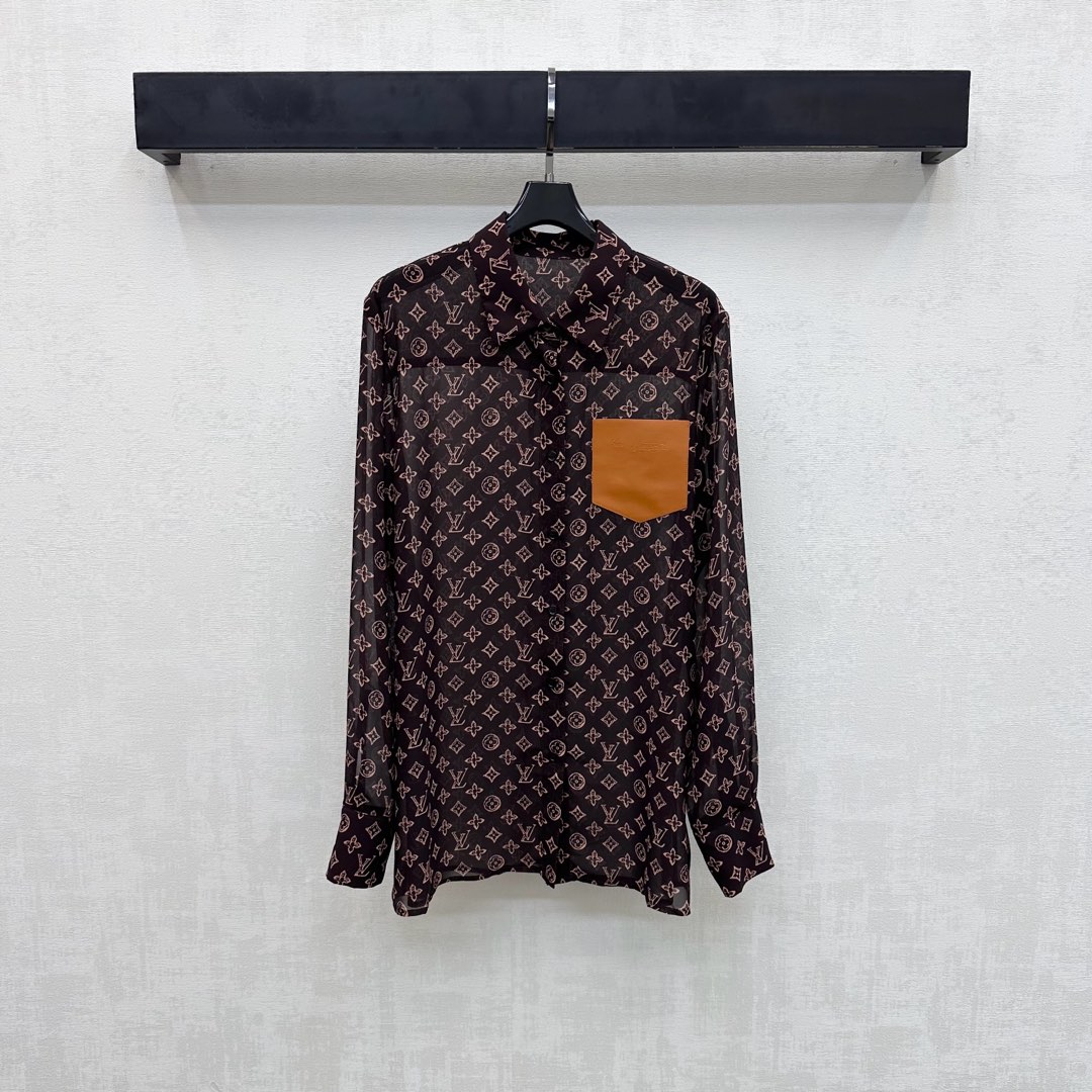NO:739955,Louis Vuitto*2026 new arrival printed tulle long-sleeved shirt customized with YB imported light sheer material Breathable, comfortable and delicate All-over logo printed four-leaf clover letter print pattern Highlights brand tone Embellished with engraved leather contrasting pocket decoration on the chest Adds layering to the look Surface accessories development Regular lapel shirt tailoring Can be paired with trousers of the same series High-end and fashionable outfits High version 2 colors, Louis Vuitton, shirts,19860909Louis Vuitto*2026新品上架印花薄纱长袖衬衣定制YB进口轻薄透纱材质 透气舒适细腻 通体满铺标志印花四叶草字母印花图案 彰显品牌调性 胸前点缀刻印皮革撞色口袋装饰 增添造型层次感 面辅料开发 常规翻领衬衫剪裁 可搭配同系列长裤 成套穿搭高级时髦 高版本2色,,louis vuitton,shirts,,Women's clothing