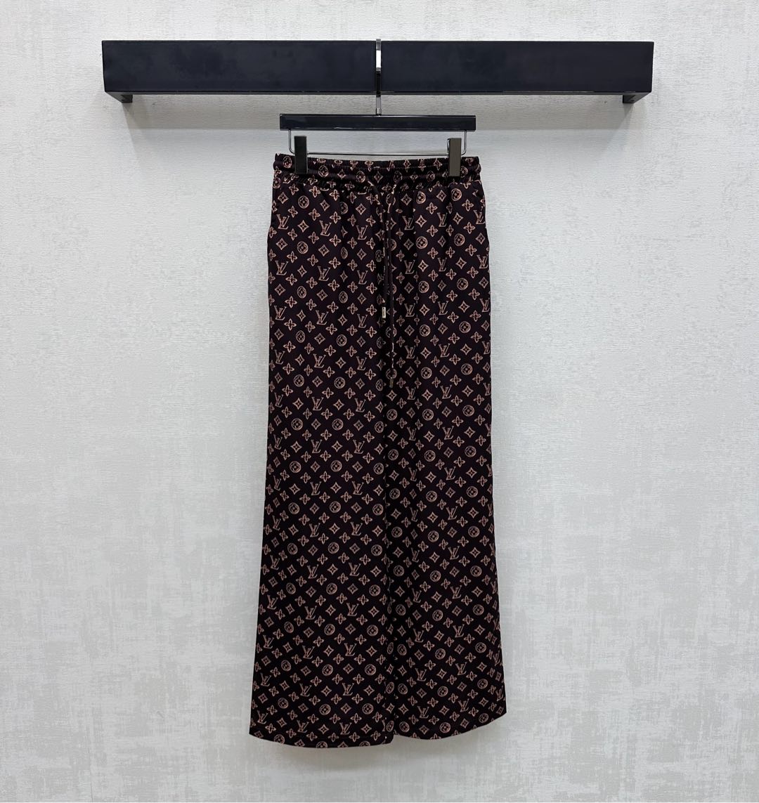 NO:739953,Louis Vuitto*2026 new arrivals, printed drawstring straight trousers, custom-made YB imported cotton material, delicate gloss, crisp and stylish, all-over logo printed four-leaf clover letter print pattern, highlighting the brand's tone, drawstring elastic waist adjustment design, hip engraved leather contrast pocket decoration, adding layering to the look, surface accessories development, high-waisted drawstring straight trousers, can be matched with the same series of shirts, complete set of high-end fashion, high version 2 colors, Louis Vuitto  vuitton,19860909Louis Vuitto*2026新品上架印花抽绳直筒长裤定制YB进口棉纶材质 光泽细腻 挺括有型 通体满铺标志印花四叶草字母印花图案 彰显品牌调性 抽绳松紧腰调节设计后臀刻印皮革撞色口袋装饰 增添造型层次感 面辅料开发 高腰抽绳直筒长裤剪裁 可搭配同系列衬衣 成套穿搭高级时髦 高版本2色,,louis vuitton,,Women's clothing