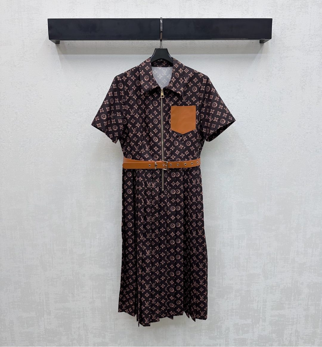 NO:739952,Louis Vuitto*2026 New Arrival Printed Belt Dress Customized YB Imported Cotton Material Delicate Glossy, Stiff and Stylish All-over logo printed four-leaf clover letter print pattern Highlights the brand's tone Semi-open zipper leather belt adjustment and contrasting engraved pocket decoration Designed with pleated skirt with smooth contour lines Adding layering to the look Development of surface accessories Lapel pleated dress tailoring High-end and fashionable wear High version 2 colors, Louis Vuitto*2026 new arrivals  vuitton,skirts,19860909Louis Vuitto*2026新品上架印花腰带连衣裙定制YB进口棉纶材质 光泽细腻 挺括有型 通体满铺标志印花四叶草字母印花图案 彰显品牌调性 半开襟拉链皮革腰带调节处理与撞色刻印口袋装饰 配合百褶裙摆设计轮廓线条流畅 增添造型层次感 面辅料开发 翻领百褶连衣裙剪裁 穿搭高级时髦 高版本2色,,louis vuitton,skirts,,Women's clothing