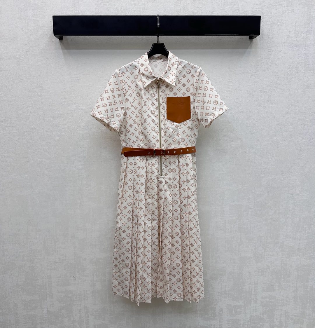 NO:739948,Louis Vuitto*2026 New Arrival Printed Belt Dress Customized YB Imported Cotton Material Delicate Glossy, Stiff and Stylish All-over logo printed four-leaf clover letter print pattern Highlights the brand's tone Semi-open zipper leather belt adjustment and contrasting engraved pocket decoration Designed with pleated skirt with smooth contour lines Adding layering to the look Development of surface accessories Lapel pleated dress tailoring High-end and fashionable wear High version 2 colors, Louis Vuitto*2026 new arrivals  vuitton,skirts,19860909Louis Vuitto*2026新品上架印花腰带连衣裙定制YB进口棉纶材质 光泽细腻 挺括有型 通体满铺标志印花四叶草字母印花图案 彰显品牌调性 半开襟拉链皮革腰带调节处理与撞色刻印口袋装饰 配合百褶裙摆设计轮廓线条流畅 增添造型层次感 面辅料开发 翻领百褶连衣裙剪裁 穿搭高级时髦 高版本2色,,louis vuitton,skirts,,Women's clothing