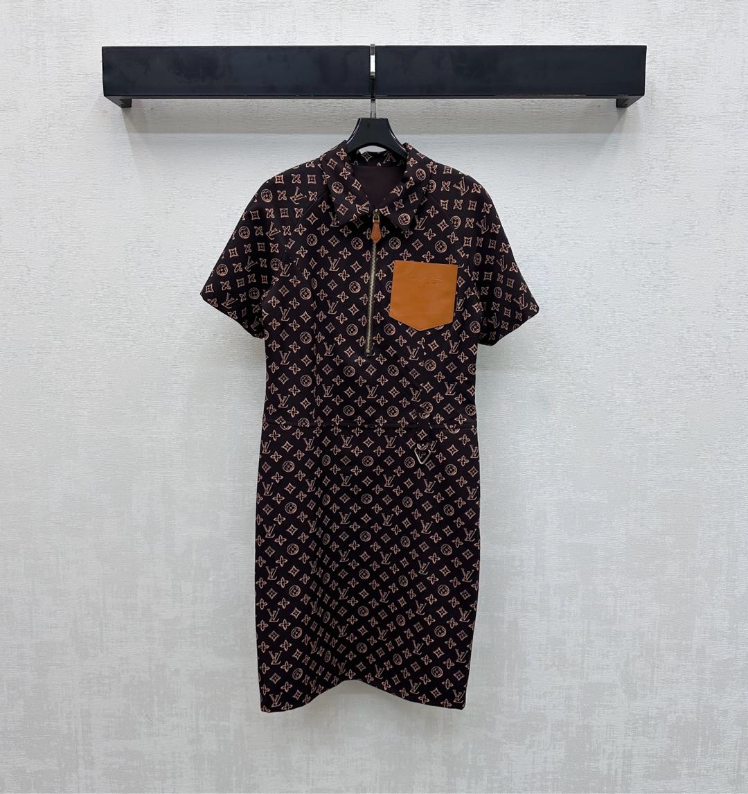 NO:739963,Louis Vuitto*2026 new arrivals printed short-sleeved dress made of imported YB cotton material. Delicate gloss, crisp and stylish. All-over logo printed four-leaf clover letter print pattern to highlight the brand's tone. Half-open zipper with contrasting color engraved pocket decoration. Designed with straight skirt and smooth contours to add layering to the look. Surface accessories development. Lapel short-sleeved dress tailoring. High-end and fashionable wear. High version 2 colors, Louis Vuitto*2026 new arrivals.  vuitton,skirts,T-shirt,19860909Louis Vuitto*2026新品上架印花短袖连衣裙定制YB进口棉纶材质 光泽细腻 挺括有型 通体满铺标志印花四叶草字母印花图案 彰显品牌调性 半开襟拉链撞色刻印口袋装饰 配合直筒裙摆设计轮廓线条流畅 增添造型层次感 面辅料开发 翻领短袖连衣裙剪裁 穿搭高级时髦 高版本2色,,louis vuitton,skirts,T-shirt,,Women's clothing