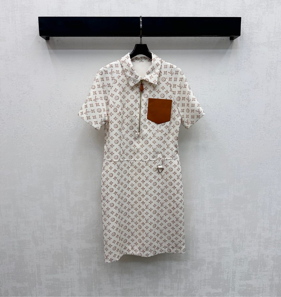 NO:739959,Louis Vuitto*2026 new arrivals printed short-sleeved dress made of imported YB cotton material. Delicate gloss, crisp and stylish. All-over logo printed four-leaf clover letter print pattern to highlight the brand's tone. Half-open zipper with contrasting color engraved pocket decoration. Designed with straight skirt and smooth contours to add layering to the look. Surface accessories development. Lapel short-sleeved dress tailoring. High-end and fashionable wear. High version 2 colors, Louis Vuitto*2026 new arrivals.  vuitton,skirts,T-shirt,19860909Louis Vuitto*2026新品上架印花短袖连衣裙定制YB进口棉纶材质 光泽细腻 挺括有型 通体满铺标志印花四叶草字母印花图案 彰显品牌调性 半开襟拉链撞色刻印口袋装饰 配合直筒裙摆设计轮廓线条流畅 增添造型层次感 面辅料开发 翻领短袖连衣裙剪裁 穿搭高级时髦 高版本2色,,louis vuitton,skirts,T-shirt,,Women's clothing