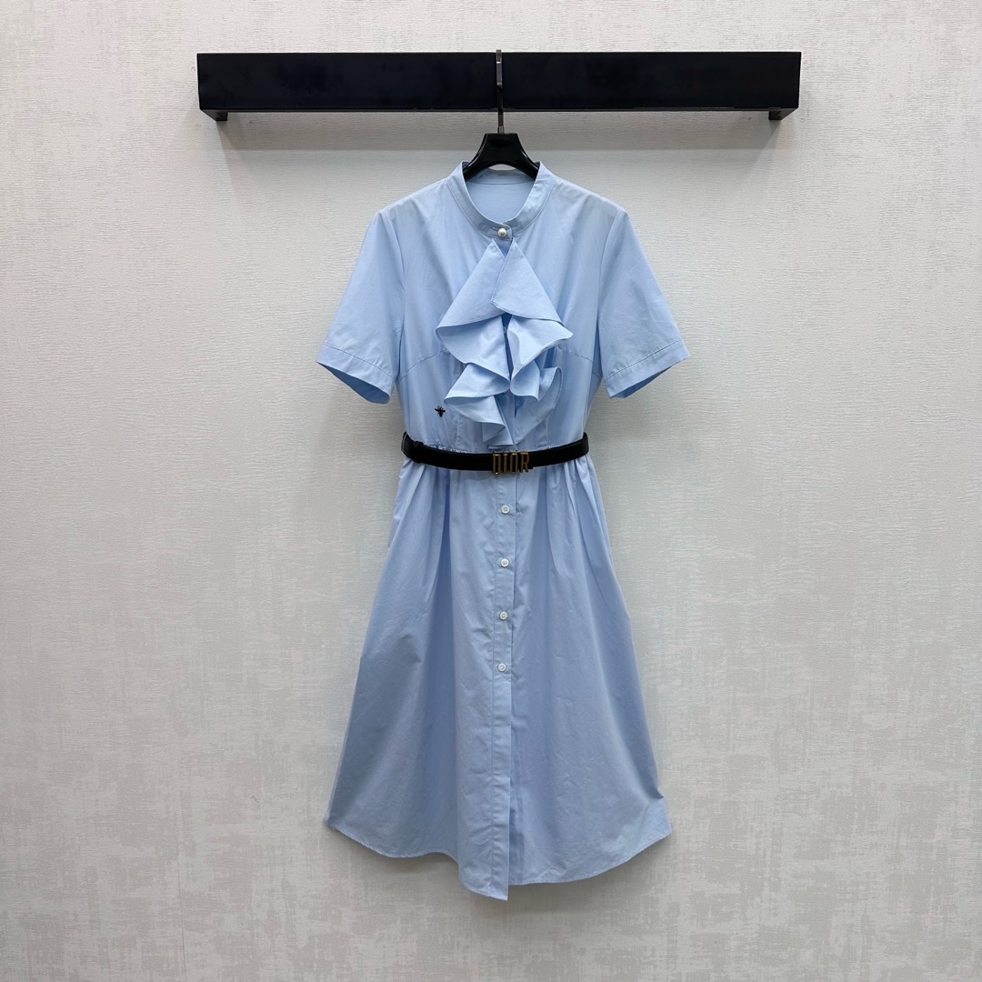 NO:739938,Dio*2026 new products are on the shelves. Three-dimensional lace belt shirt dress is made of YB twill cotton material. It is draped, comfortable and stylish. The placket button adjustment is combined with the three-dimensional pleated lace design on the chest to add layering to the look. It adds a European palace luxury atmosphere. The neat pleated skirt cutting details show texture. The plain color is versatile and not attractive. The waist is embellished with the iconic CD bee embroidery logo decoration to highlight the brand's tone. Development of surface accessories. Cutting of short-sleeved pleated dress.  Modify the figure and wear a quiet temperament. High version 2 colors, dior, skirts, T-shirt,19860909Dio*2026新品上架立体花边腰带衬衣裙定制YB斜纹全棉材质 垂顺舒适有型 开襟纽扣调节配合胸前立体皱褶花边设计 增添造型层次感 更添欧式的宫廷华贵气息 利落压褶裙摆裁剪细节展现质感 大身素色百搭不挑人 腰侧点缀标志性CD蜜蜂刺绣徽标装饰 彰显品牌调性 面辅料开发 短袖压褶连衣裙剪裁 修饰身材穿搭气质恬静  高版本2色,,dior,skirts,T-shirt,,Women's clothing