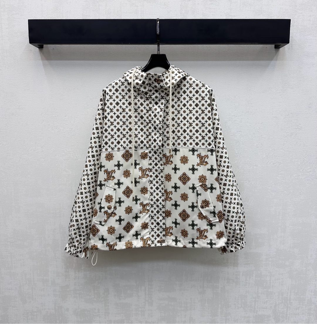 NO:739929,Louis Vuitto*2026 new arrivals, hooded assault splicing jacket, made of imported YB nylon material, crisp and stylish, hooded drawstring zipper adjustment design, adding layering to the look, showing a fashionable style. The silhouette is matched with three-dimensional hook details to highlight the silhouette and enhance the figure. The splicing design of iconic large and small four-leaf clover letter printing logo elements highlights the brand's tone. Full texture. Development of surface accessories. Cutting of hooded jacket jacket  Symmetrical pockets enhance the practicality of wearing. The upper body is modified to make the body slimmer and looser. It is fashionable and trendy for daily commuting. High version 2 colors,,louis vuitton,jackets & coats,jackets & coats,hats,19860909Louis Vuitto*2026新品上架连帽冲锋拼接外套定制YB进口尼龙材质 挺括有型 连帽抽绳拉链调节设计 增添造型层次感 尽显时髦格调穿搭 廓形版型配合立体钩边细节处理 突出轮廓更显身材 沿用标志性大小版四叶草字母印花徽标元素拼接设计 彰显品牌调性 质感十足 面辅料开发 连帽夹克外套剪裁 对称插兜口袋提升实穿度 上身修饰身形显瘦松弛 日常通勤穿搭时髦潮流  高版本2色,,louis vuitton,jackets & coats,jackets & coats,hats,,Women's clothing