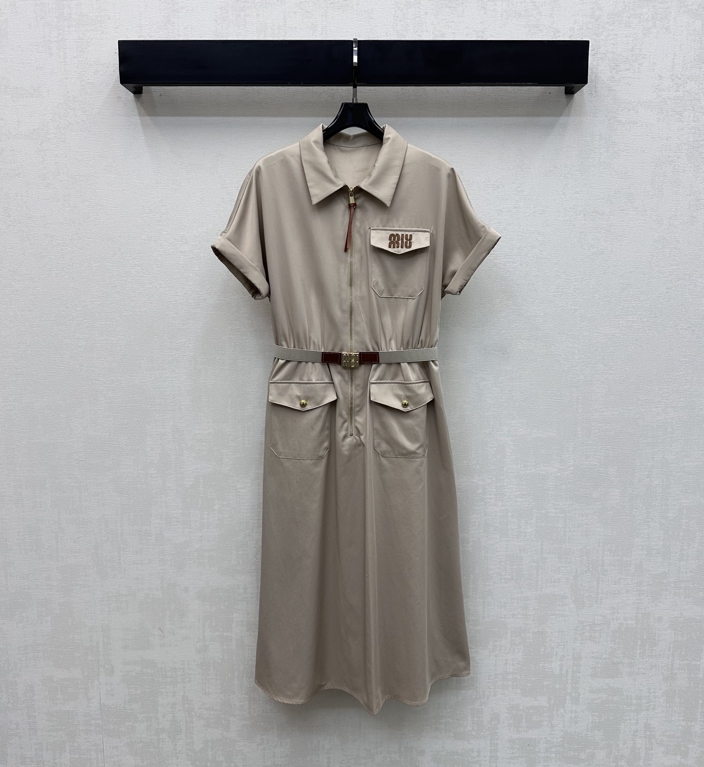 NO:747611,Miumi*2026 new product launch belted short-sleeved dress made of YB imported twill cotton material. Breathable and comfortable. The waist is adjusted with an elastic elastic band and a metal buckle to create a perfect waist line proportion. The half-open zipper adjustment is combined with the folded cuffs and pleated skirt details. It echoes the symmetrical flap pocket processing at the cross and adds a sense of layering to the look. The chest pockets are decorated with iconic leather labels to highlight the brand's tone and create a casual high-street style. Development of surface and accessories  Lapel short-sleeved dress tailoring, high-end fashion for commuting and dating, high version 2 colors, miumiu, skirts, T-shirt,19860909Miumi*2026新品上架腰带短袖连衣裙定制YB进口斜纹棉纶材质 透气舒适 腰间沿用松紧弹力带金属扣带调节设计 打造完美腰身线条比例 半开襟拉链调节配合翻折袖口与压褶裙摆细节裁剪 呼应跨处对称翻盖口袋处理 增添造型层次感 胸前口袋点缀标志性字母皮标装饰 彰显品牌调性 打造休闲高街风格 面辅料开发 翻领短袖连衣裙剪裁 通勤约会穿搭高级时髦 高版本2色,,miumiu,skirts,T-shirt,,Women's clothing