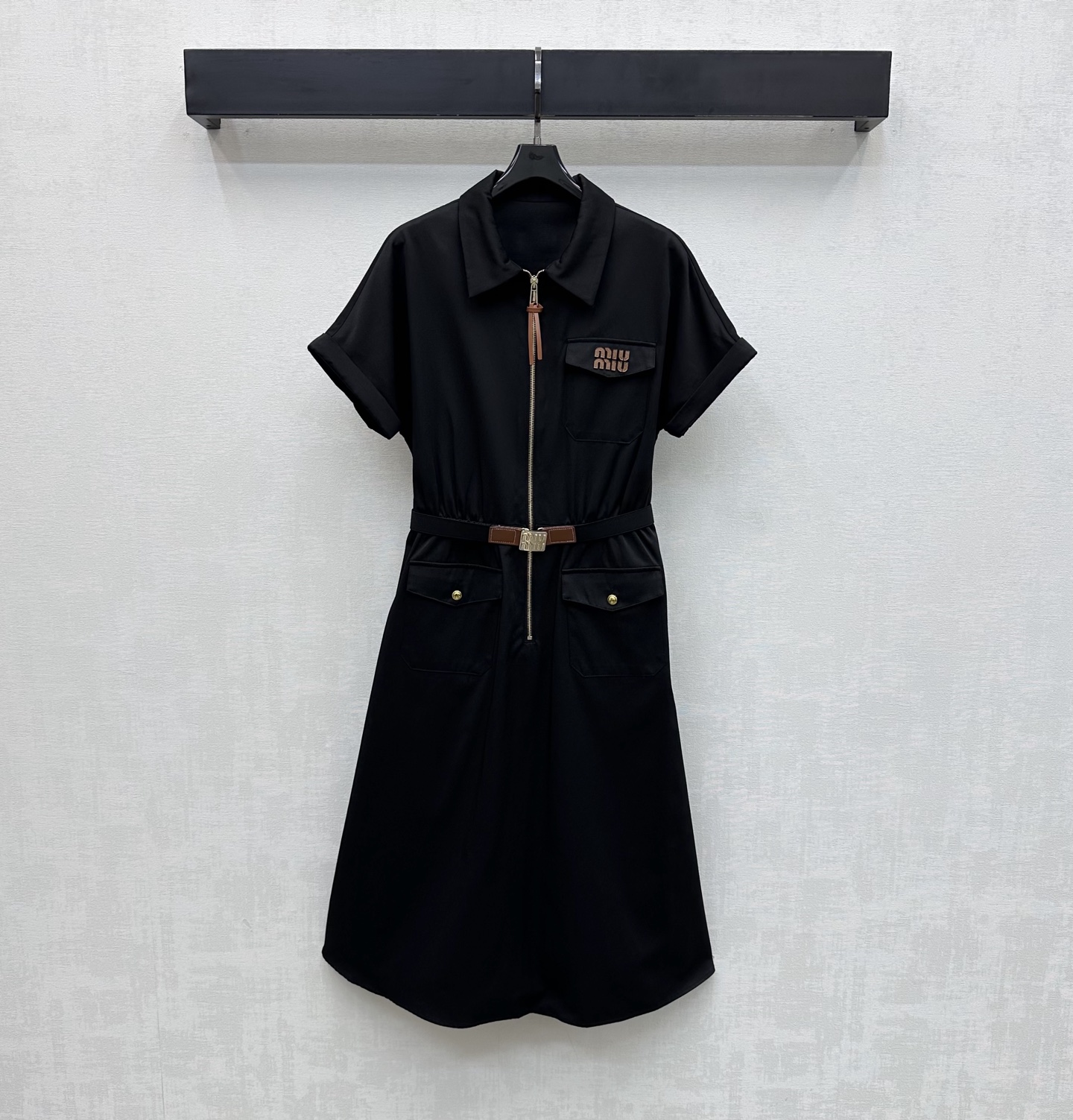 NO:747603,Miumi*2026 new product launch belted short-sleeved dress made of YB imported twill cotton material. Breathable and comfortable. The waist is adjusted with an elastic elastic band and a metal buckle to create a perfect waist line proportion. The half-open zipper adjustment is combined with the folded cuffs and pleated skirt details. It echoes the symmetrical flap pocket processing at the cross and adds a sense of layering to the look. The chest pockets are decorated with iconic leather labels to highlight the brand's tone and create a casual high-street style. Development of surface and accessories  Lapel short-sleeved dress tailoring, high-end fashion for commuting and dating, high version 2 colors, miumiu, skirts, T-shirt,19860909Miumi*2026新品上架腰带短袖连衣裙定制YB进口斜纹棉纶材质 透气舒适 腰间沿用松紧弹力带金属扣带调节设计 打造完美腰身线条比例 半开襟拉链调节配合翻折袖口与压褶裙摆细节裁剪 呼应跨处对称翻盖口袋处理 增添造型层次感 胸前口袋点缀标志性字母皮标装饰 彰显品牌调性 打造休闲高街风格 面辅料开发 翻领短袖连衣裙剪裁 通勤约会穿搭高级时髦 高版本2色,,miumiu,skirts,T-shirt,,Women's clothing