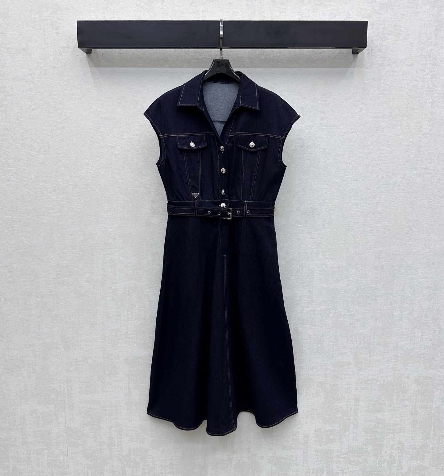 NO:747635,Prad*2026 New Arrivals Lapel Belt Denim Dress Customized YB imported twill cotton denim material Multiple washes present a crisp texture Ultra-short sleeves that are close to sleeveless design are more handsome Straight-shoulder lapel cut with symmetrical flap pocket decoration on the chest to add layering to the look The iconic triangle logo decoration on the waist highlights the brand tone Use this fabric's perforated belt to tighten the shape Easily divide the upper and lower lengths into good proportions The texture is more advanced and simple, meeting various needs for commuting and dating  More age-reducing temperament, high version 2 colors, prada, skirts, T-shirt,19860909Prad*2026新品上架翻领腰带牛仔连衣裙定制YB进口斜纹全棉牛仔材质 多重水洗呈现出挺括质感 超短袖接近无袖设计更显帅气 正肩翻领裁剪胸前对称翻盖口袋装饰 增添造型层次感 腰侧点缀标志性三角徽标装饰 彰显品牌调性 沿用本布穿孔腰带收型显瘦 轻松划分上短下长好比例 质感更为高级简约 满足通勤约会多种需求 更显减龄气质 高版本2色,,prada,skirts,T-shirt,,Women's clothing