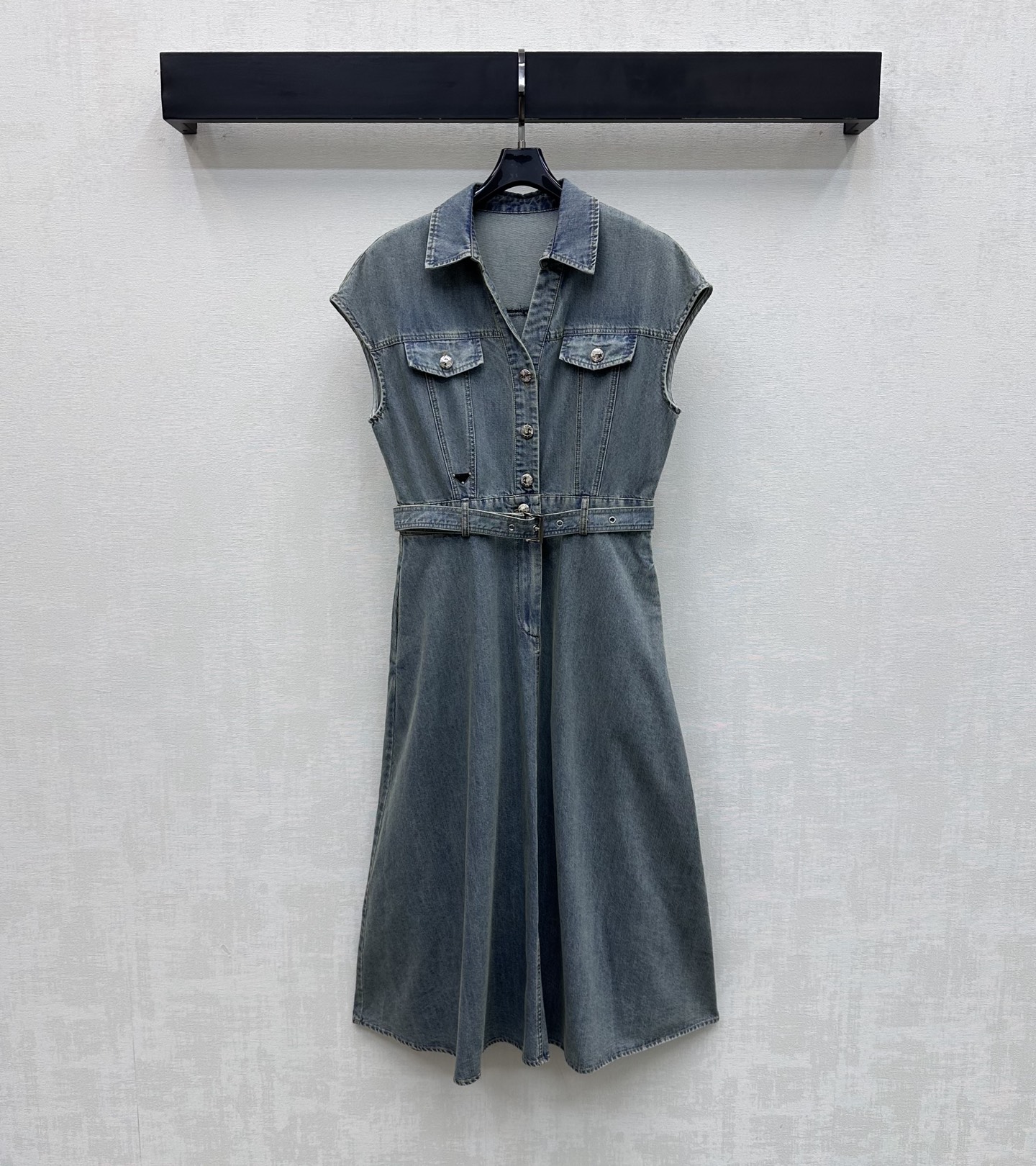 NO:747626,Prad*2026 New Arrivals Lapel Belt Denim Dress Customized YB imported twill cotton denim material Multiple washes present a crisp texture Ultra-short sleeves that are close to sleeveless design are more handsome Straight-shoulder lapel cut with symmetrical flap pocket decoration on the chest to add layering to the look The iconic triangle logo decoration on the waist highlights the brand tone Use this fabric's perforated belt to tighten the shape Easily divide the upper and lower lengths into good proportions The texture is more advanced and simple, meeting various needs for commuting and dating  More age-reducing temperament, high version 2 colors, prada, skirts, T-shirt,19860909Prad*2026新品上架翻领腰带牛仔连衣裙定制YB进口斜纹全棉牛仔材质 多重水洗呈现出挺括质感 超短袖接近无袖设计更显帅气 正肩翻领裁剪胸前对称翻盖口袋装饰 增添造型层次感 腰侧点缀标志性三角徽标装饰 彰显品牌调性 沿用本布穿孔腰带收型显瘦 轻松划分上短下长好比例 质感更为高级简约 满足通勤约会多种需求 更显减龄气质 高版本2色,,prada,skirts,T-shirt,,Women's clothing