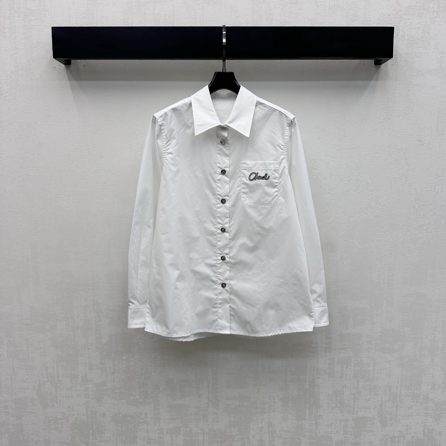 NO:747591,Chane*2026 new arrivals, lapel embroidered logo shirt, customized YB imported virgin twill cotton material, breathable, comfortable and full of texture. The regular lapel version is adjusted with the metal double C letter placket button engraved on the placket to add layering to the look. The single side pocket on the chest is decorated with the iconic letter embroidered label to highlight the brand tone. Development of surface accessories. Lapel long-sleeved shirt tailoring. Casual matching with skirts and trousers for daily commuting. High-end fashion. High version 36 38  40,,chanel,skirts,19860909Chane*2026新品上架翻领绣花徽标衬衣定制YB进口原生斜纹全棉材质 透气舒适 质感十足 常规翻领版型配合开襟刻印金属双C字母襟扣调节处理 增添造型层次感 胸前单侧口袋点缀标志性字母绣花贴标装饰 彰显品牌调性 面辅料开发 翻领长袖衬衣剪裁 日常通勤随意搭配裙裤装穿搭高级时髦 高版本36 38 40,,chanel,skirts,,Women's clothing