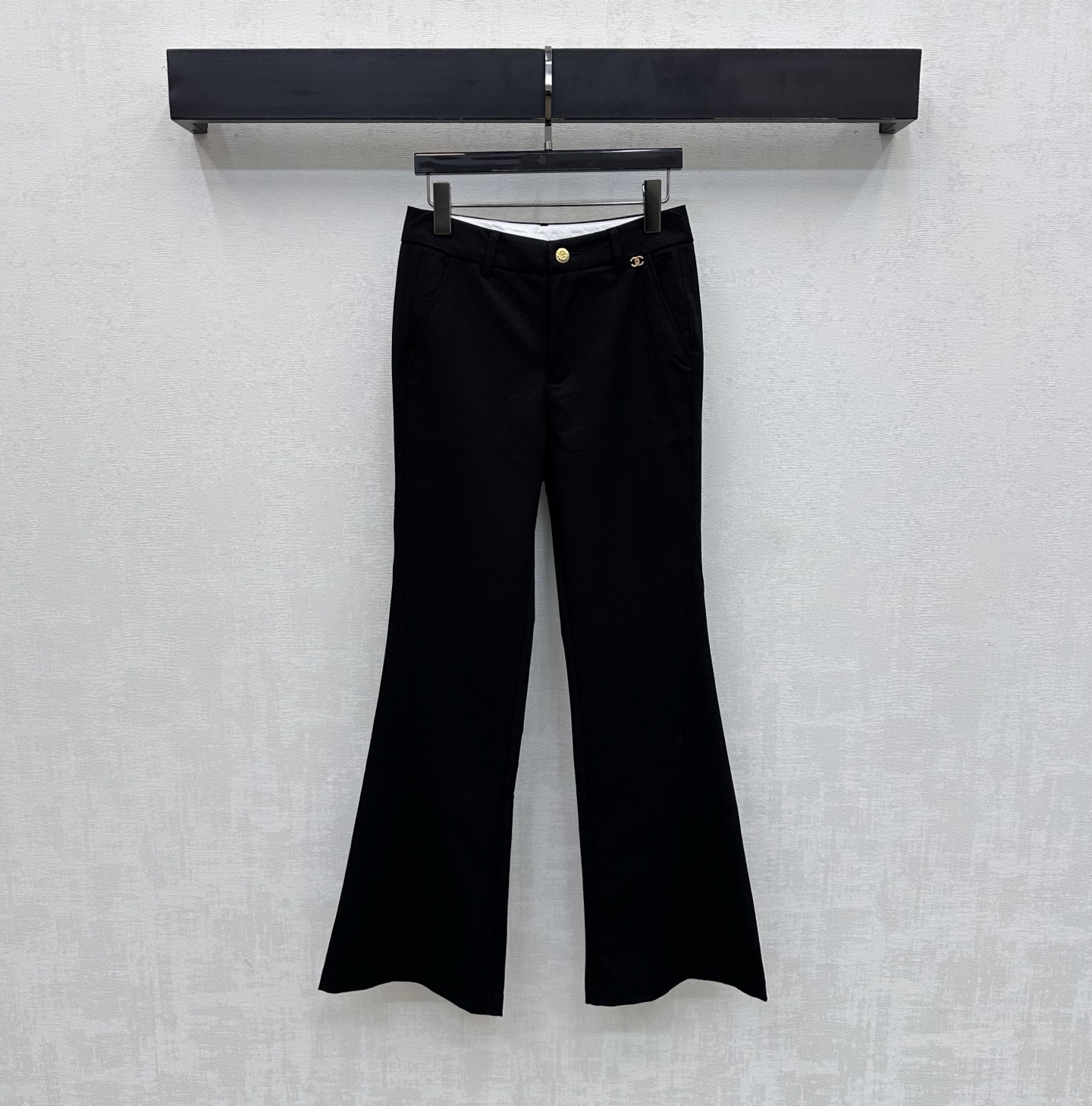 NO:747586,Chane*2026 new products are on the shelves. Slim-fitting high-waisted trousers are made of imported YB cotton material. They are stretchy, comfortable and stylish. Slightly-flared design highlights the waistline proportions and easily lengthens the legs. Adds layering to the look. The metal double C letter logo is decorated on the waist. The buttons echo the same details and elements to highlight the brand tone. Surface and accessories development. High-waist buttoned and slim-flared trousers cut. Casually matched with tops to wear simple and advanced. High version 36 38 40,,chanel,19860909Chane*2026新品上架微喇修身高腰长裤定制YB进口棉纶材质 弹力舒适有型 微喇版型设计 凸显身腰身线条比例轻松拉长腿 增添造型层次感 腰侧处点缀金属双C字母徽标装饰 纽扣同样细节元素呼应 彰显品牌调性 面辅料开发 高腰系扣微喇长裤剪裁 随意搭配上装穿搭简约高级 高版本36 38 40,,chanel,,Women's clothing