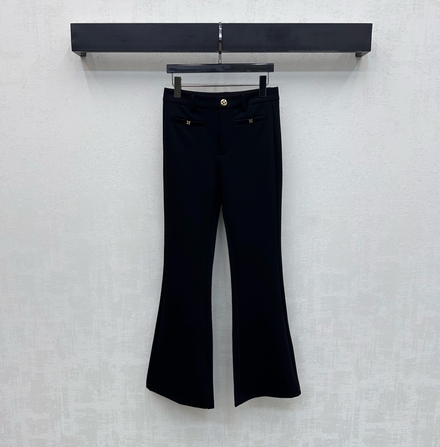 NO:747580,Louis Vuitto*2026 new products are on the shelves. Mild-cut high-waisted trousers are made of custom-made YB imported blended wool materials. They are stretchy, comfortable and stylish. Flared-cut design highlights the proportions of the body line and easily lengthens the legs. Adds a sense of layering. Symmetrical pockets are embellished with metal three-flower logo decoration. Buttons echo the same details and elements to highlight the brand tone. Surface and accessories development. High-waisted buttoned trousers cut. Simple and advanced, casually matched with tops. High version, louis vuitton,19860909Louis Vuitto*2026新品上架微喇修身高腰长裤定制YB进口混纺羊毛材质 弹力舒适有型 微喇版型设计 凸显身材线条比例轻松拉长腿 增添造型层次感 对称口袋处点缀金属三花徽标装饰 纽扣同样细节元素呼应 彰显品牌调性 面辅料开发 高腰系扣微喇长裤剪裁 随意搭配上装穿搭简约高级 高版本,,louis vuitton,,Women's clothing
