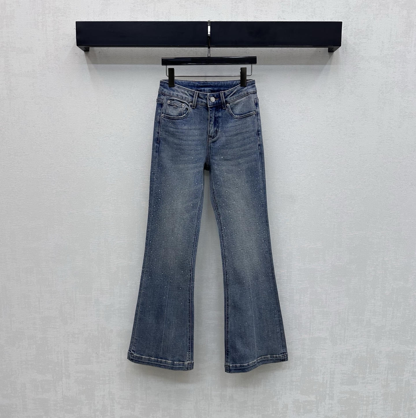 NO:747587,Chane*2025 new arrivals hot-drilled denim trousers, custom-made YB imported twill cotton denim material. Multiple enzyme washing process to create a gradient color feeling. Retro and fashionable. High-waisted buttoned symmetrical pocket design. Wear slim and super long legs. The body is decorated with heavy-duty hot-dried rhinestones to form a collision. Highlight the brand tonality. Add a sense of layering. Shine when viewed from a distance. Gradient luster when viewed from a distance. Add layering to the model. Surface accessories development. High-waisted buttoned slim-fit trousers.  Mix and match at will to create the brand's exclusive sweet and cool style. A must-have fashion item in your wardrobe. High version 36 38 40,,chanel,19860909Chane*2025新品上架烫钻牛仔长裤定制YB进口斜纹棉牛仔材质 多重酵素水洗工艺处理 打造渐变擦色感 复古又时尚 高腰系扣对称口袋版型设计 穿搭显瘦超显腿长 大身饰以重工烫钻形成碰撞 彰显品牌调性 增添造型层次感 近看闪耀远看闪现渐变光泽 增添造型层次感 面辅料开发 高腰系扣修身长裤剪裁 随意搭配打造品牌专属甜酷风 衣柜里必备时尚单品 高版本36 38 40,,chanel,,Women's clothing