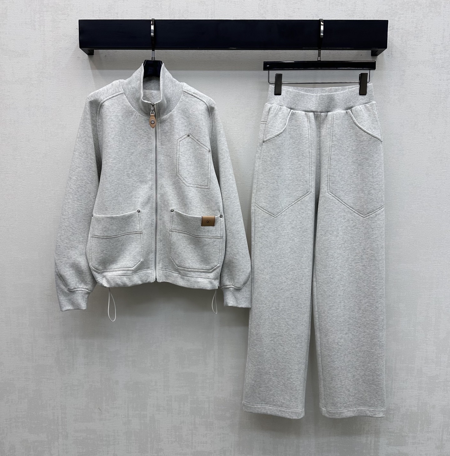 NO:747569,Louis Vuitto*2026 new products stand collar jacket and trousers suit. Customized YB imported twill cotton material. Delicate and comfortable texture. Decorated with iconic leather label. Zipper adjustment and single side pocket embellishment. Engraved leather logo decoration. Highlight the brand tone. Open zipper adjustment and hem drawstring elastic design add layering to the look. Development of fabrics and accessories. Zippered open jacket with high waist and straight trousers cut. The set is simple yet fashionable. High version, louis  vuitton,jackets & coats,jackets & coats,19860909Louis Vuitto*2026新品上架立领夹克长裤套装 定制YB进口斜纹全棉材质 质感细腻舒适 饰以标志性皮标拉链调节配合单侧口袋点缀刻印皮革徽标装饰 彰显品牌调性 开襟拉链调节配合下摆抽绳松紧设计 增添造型层次感 面辅料开发 拉链开襟外套高腰直筒长裤剪裁 成套穿搭简约不失时尚感   高版本,,louis vuitton,jackets & coats,jackets & coats,,Women's clothing