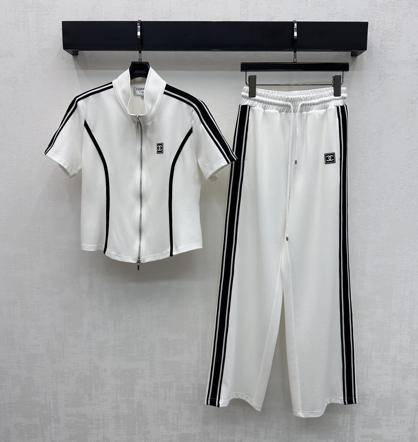 NO:747566,Chane*2026 new products are on the shelves. Stand-up collar and contrasting color slim fit suit. Customized YB imported cotton material. The texture is fine and comfortable. The contrasting outline binding design is used throughout the body to create a visual slimming effect and add layering to the look. The iconic double C letter logo embellishment highlights the brand tone. Development of surface accessories. Stand-up collar zipper short-sleeved jacket drawstring straight trousers cut. The details echo up and down. The complete set is simple and fashionable. High version 2 colors 36 38  40,,chanel,jackets & coats,T-shirt,19860909Chane*2026新品上架立领撞色修身套装 定制YB进口棉纶材质 质感细腻舒适 通体沿用撞色轮廓捆边设计 打造视觉显瘦效果 增添造型层次感 标志性双C字母徽标点缀装饰 彰显品牌调性 面辅料开发 立领拉链短袖夹克抽绳直筒长裤剪裁 细节上下呼应 成套穿搭简约不失时尚感  高版本2色36 38 40,,chanel,jackets & coats,T-shirt,,Women's clothing