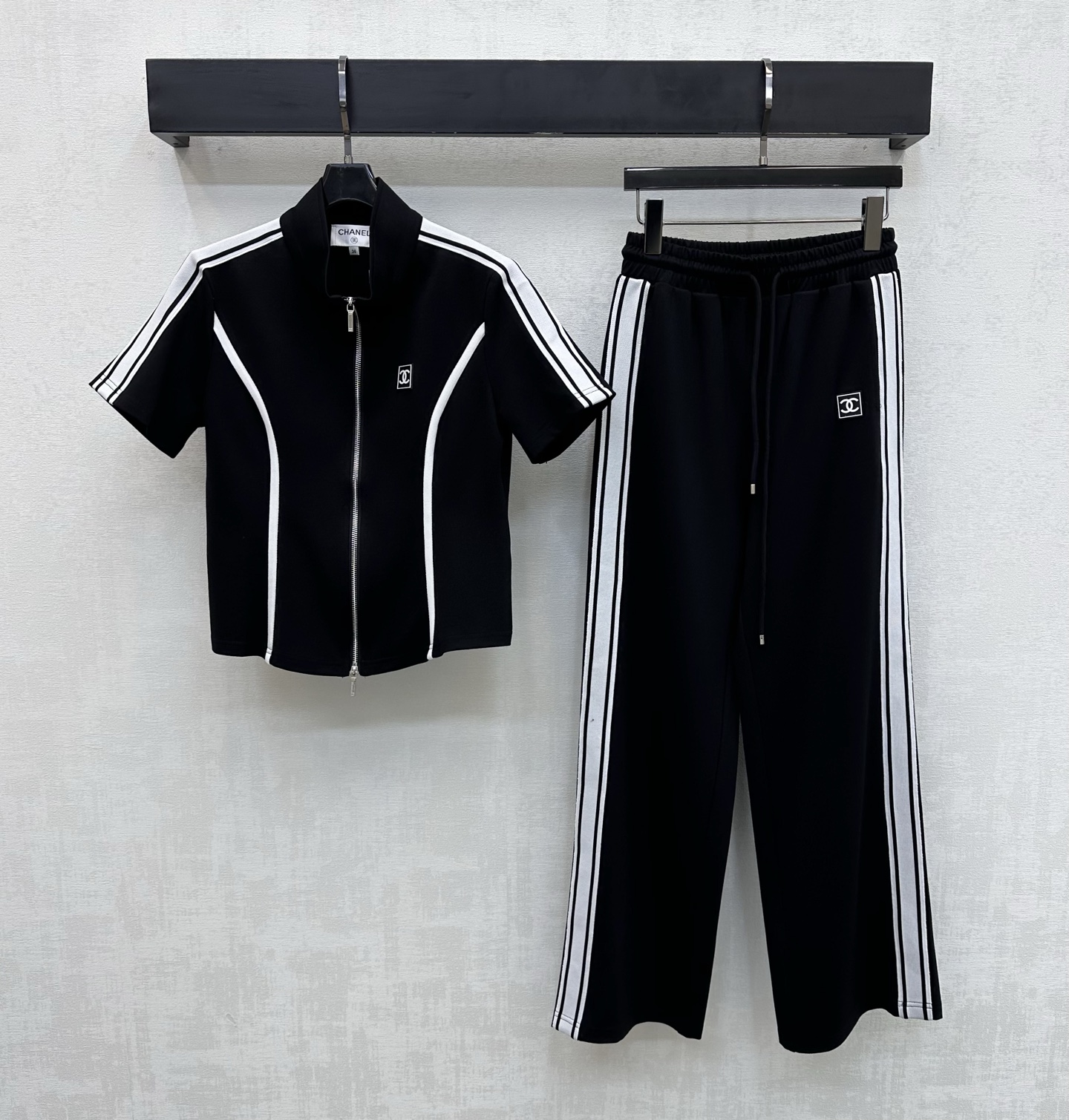 NO:747557,Chane*2026 new products are on the shelves. Stand-up collar and contrasting color slim fit suit. Customized YB imported cotton material. The texture is fine and comfortable. The contrasting outline binding design is used throughout the body to create a visual slimming effect and add layering to the look. The iconic double C letter logo embellishment highlights the brand tone. Development of surface accessories. Stand-up collar zipper short-sleeved jacket drawstring straight trousers cut. The details echo up and down. The complete set is simple and fashionable. High version 2 colors 36 38  40,,chanel,jackets & coats,T-shirt,19860909Chane*2026新品上架立领撞色修身套装 定制YB进口棉纶材质 质感细腻舒适 通体沿用撞色轮廓捆边设计 打造视觉显瘦效果 增添造型层次感 标志性双C字母徽标点缀装饰 彰显品牌调性 面辅料开发 立领拉链短袖夹克抽绳直筒长裤剪裁 细节上下呼应 成套穿搭简约不失时尚感  高版本2色36 38 40,,chanel,jackets & coats,T-shirt,,Women's clothing