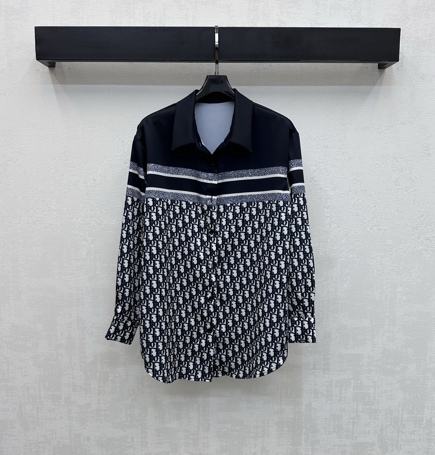 NO:747554,Dio*2026 new arrival printed contrast color long-sleeved shirt made of imported YB twill material Breathable and comfortable, full of texture Use the placket button to adjust for easy putting on and taking off Add a sense of layering to the look Simple plain color and all-over iconic letter print pattern elements collide design Highlight the brand tone Development of fabric accessories Lapel long-sleeved shirt tailoring Can be paired with trousers of the same series High-end and fashionable upper body Essential for daily commuting and dating High version, dior, shirts,19860909Dio*2026新品上架印花撞色长袖衬衣定制YB进口斜纹绸材质 透气舒适 质感十足 沿用开襟纽扣调节方便穿脱 增添造型层次感 简约素色与满印标志性字母印花图案元素碰撞设计 彰显品牌调性 面辅料开发 翻领长袖衬衫剪裁 可搭配同系列长裤 成套上身高级时髦 日常通勤约会必备 高版本,,dior,shirts,,Women's clothing