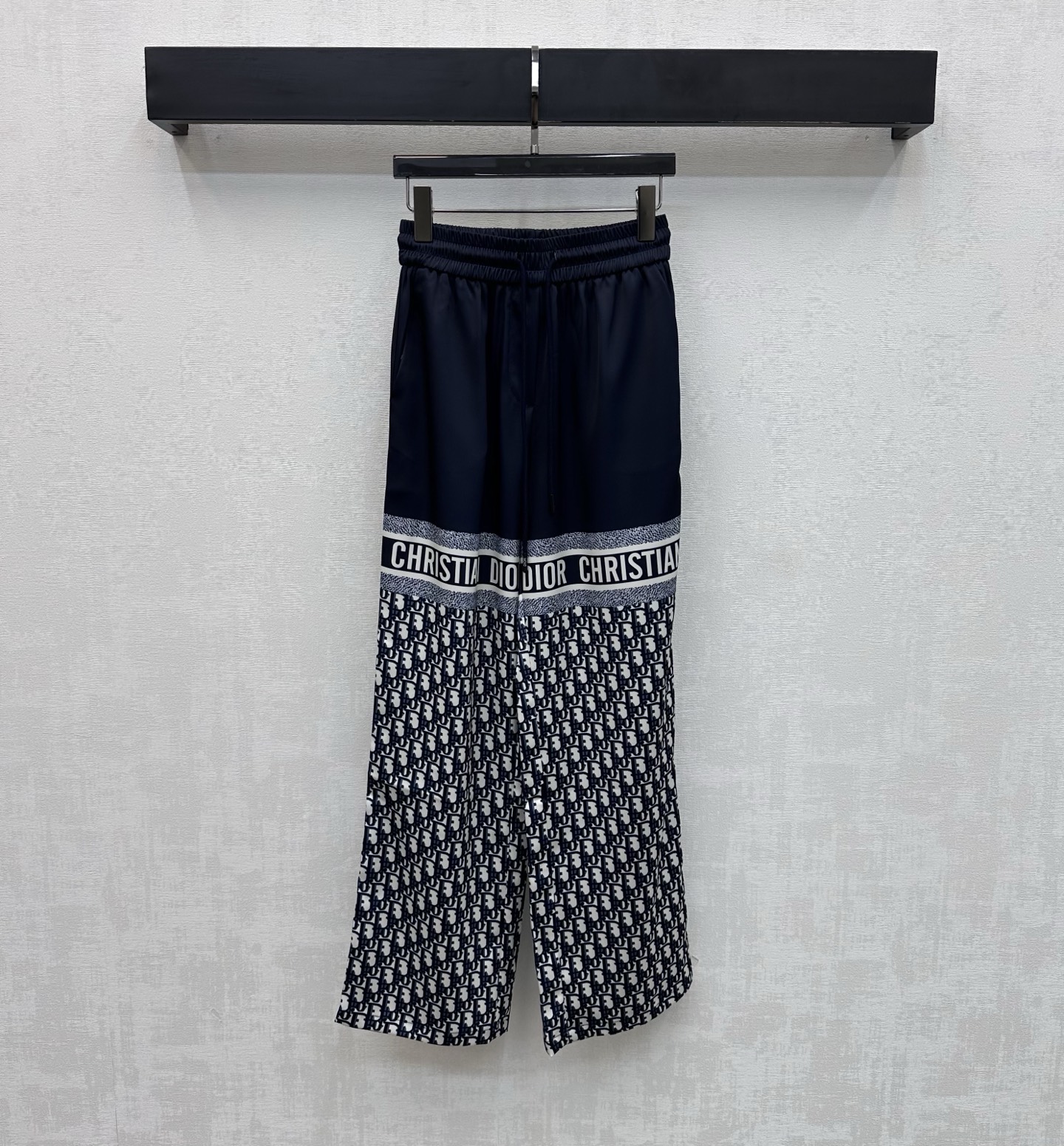 NO:747544,Dio*2026 new arrivals printed contrasting color drawstring trousers, custom-made YB imported twill material, breathable and comfortable, full of texture, easy to put on and take off with elastic drawstring adjustment, adding layering to the look, simple plain color and full-print iconic letter print pattern elements colliding design, highlighting the brand tone, development of surface accessories, drawstring straight trousers cut, can be matched with the same series of shirts, high-end and fashionable upper body, essential for daily commuting and dating, high version, dior,19860909Dio*2026新品上架印花撞色抽绳长裤定制YB进口斜纹绸材质 透气舒适 质感十足 沿用弹力抽绳调节方便穿脱 增添造型层次感 简约素色与满印标志性字母印花图案元素碰撞设计 彰显品牌调性 面辅料开发 抽绳直筒长裤剪裁 可搭配同系列衬衣 成套上身高级时髦 日常通勤约会必备  高版本,,dior,,Women's clothing