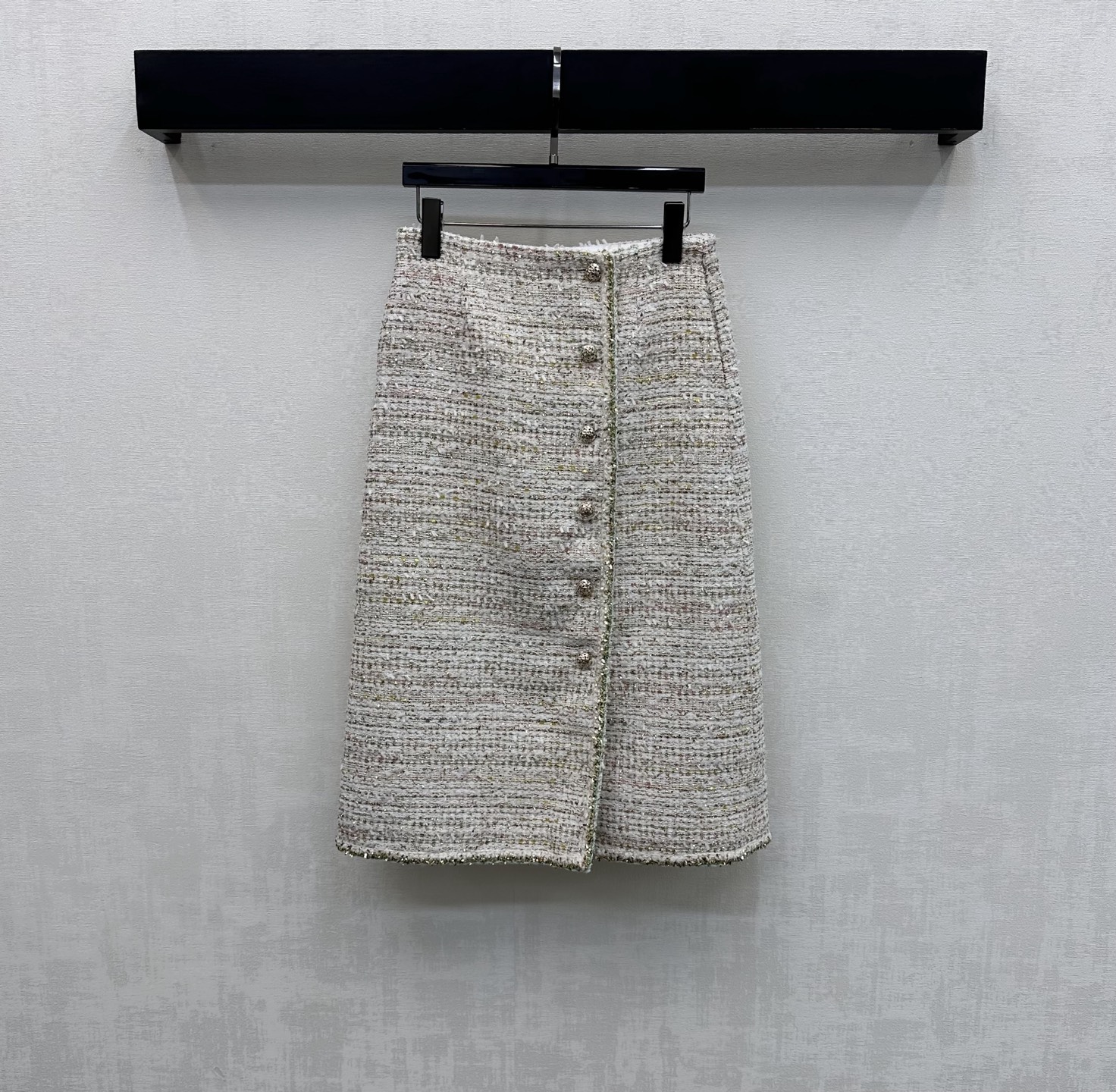 NO:747590,Chane*2026 new products are on the shelves. The high-waist buttoned dress skirt is made of YB imported slub woolen material. The texture is obvious. The diagonal placket is adjusted and decorated with heavy metal buttons. It echoes the jacquard elements inside and highlights the brand tone. Fine golden threads are interspersed throughout the body to present a full plaid texture. Adding layering to the look. Surface accessories development. High-waisted slit straight skirt cut. Can be paired with the same series of jackets. Wear it as a set to be high-end and elegant. You can also buy it separately.  High version 36 38 40,,chanel,skirts,jackets & coats,19860909Chane*2026新品上架高腰襟扣洋装半裙定制YB进口粗纺羊毛呢材质 肌理明显 斜襟沿用重工金属纽扣调节装饰 呼应内里提花元素 彰显品牌调性 通体穿插细腻金色织线呈现满铺格纹纹理 增添造型层次感 面辅料开发 高腰开衩直筒半裙剪裁 可搭配同系列外套 成套穿搭高级优雅 也可分开购入搭配  高版本36 38 40,,chanel,skirts,jackets & coats,,Women's clothing