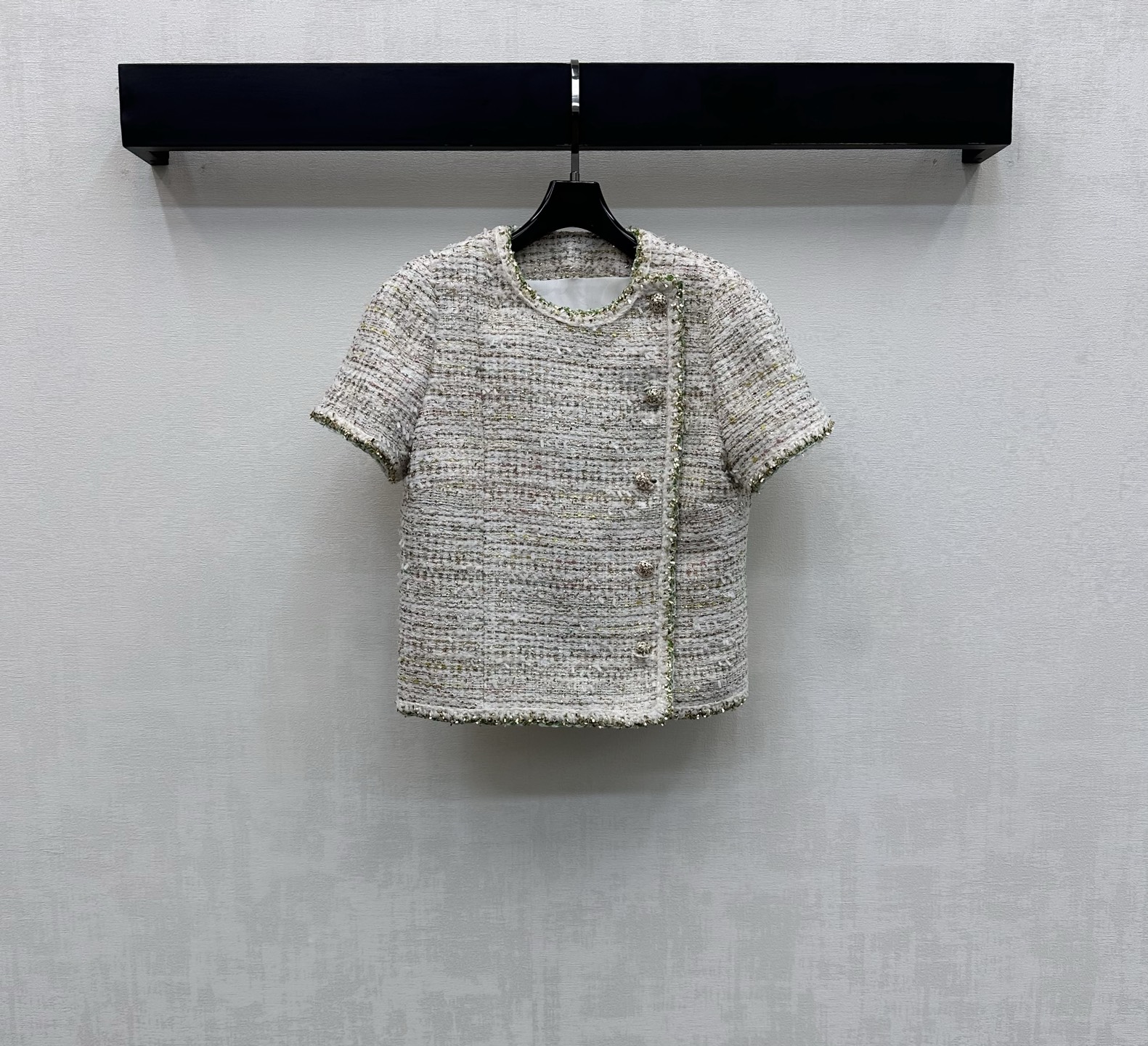 NO:747592,Chane*2026 new arrival round neck dress short-sleeved jacket made of custom YB imported slub woolen material with obvious texture. The diagonal placket is decorated with heavy metal buttons to adjust and echo the jacquard elements inside to highlight the brand tone. Fine golden threads are interspersed throughout the body to present a full plaid texture to add layering to the look. Surface accessories are developed. The round neck short-sleeved dress jacket is tailored and can be matched with the same series of skirts. It can be worn as a set to be high-end and elegant. It can also be purchased separately. High version 36  38 40,,chanel,skirts,jackets & coats,T-shirt,19860909Chane*2026新品上架圆领洋装短袖外套定制YB进口粗纺羊毛呢材质 肌理明显 斜襟沿用重工金属纽扣调节装饰 呼应内里提花元素 彰显品牌调性 通体穿插细腻金色织线呈现满铺格纹纹理 增添造型层次感 面辅料开发 圆领短袖洋装外套剪裁 可搭配同系列半裙 成套穿搭高级优雅 也可分开购入搭配  高版本36 38 40,,chanel,skirts,jackets & coats,T-shirt,,Women's clothing