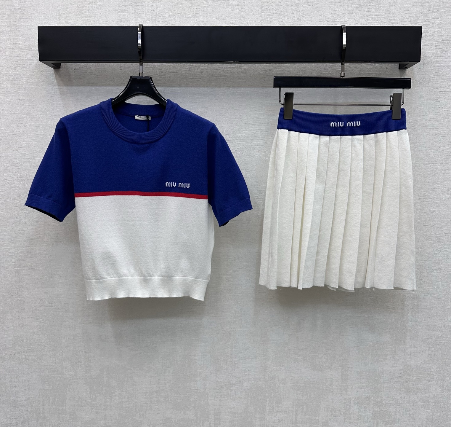 NO:747548,Miumi*2026 new products are on the shelves. Contrast color short-sleeved knitted pleated skirt suit. Customized YB imported wool knitted material. Comfortable and warm. Full texture. Full-body layered contrasting splicing design. Adds layering to the look. Iconic letter logo decoration on the chest and waist highlights the brand tone. Surface accessories development. Round neck short-sleeved top pleated skirt cut. Daily wear to reduce age and fashionable. High version 2 colors,,miumiu,skirts,T-shirt,19860909Miumi*2026新品上架撞色短袖针织百褶裙套装定制YB进口羊毛针织材质 舒适保暖 质感十足 通体分层撞色拼接设计 增添造型层次感 胸前腰头点缀标志性字母徽标装饰 彰显品牌调性 面辅料开发 圆领短袖上衣百褶半裙剪裁 日常穿搭减龄时髦 高版本2色,,miumiu,skirts,T-shirt,,Women's clothing