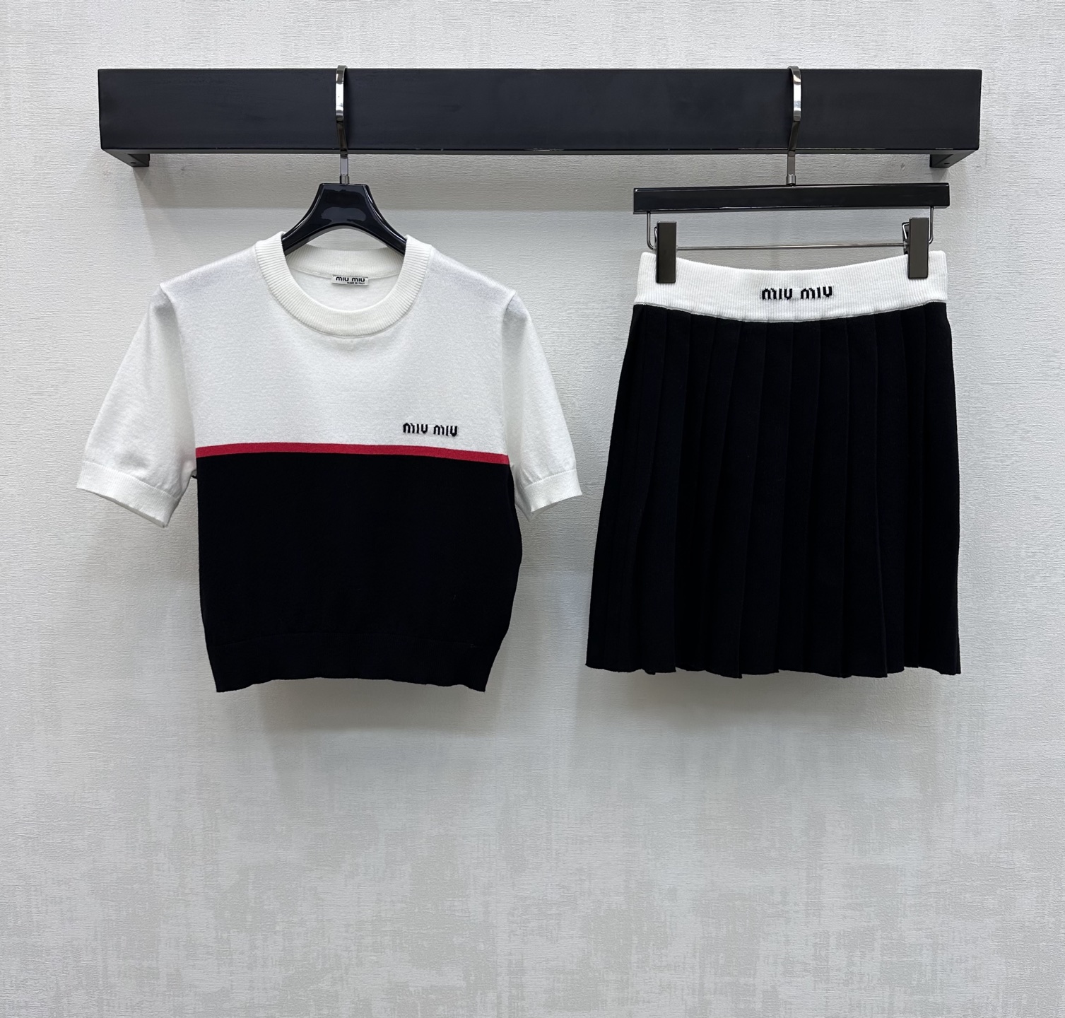 NO:747556,Miumi*2026 new products are on the shelves. Contrast color short-sleeved knitted pleated skirt suit. Customized YB imported wool knitted material. Comfortable and warm. Full texture. Full-body layered contrasting splicing design. Adds layering to the look. Iconic letter logo decoration on the chest and waist highlights the brand tone. Surface accessories development. Round neck short-sleeved top pleated skirt cut. Daily wear to reduce age and fashionable. High version 2 colors,,miumiu,skirts,T-shirt,19860909Miumi*2026新品上架撞色短袖针织百褶裙套装定制YB进口羊毛针织材质 舒适保暖 质感十足 通体分层撞色拼接设计 增添造型层次感 胸前腰头点缀标志性字母徽标装饰 彰显品牌调性 面辅料开发 圆领短袖上衣百褶半裙剪裁 日常穿搭减龄时髦 高版本2色,,miumiu,skirts,T-shirt,,Women's clothing