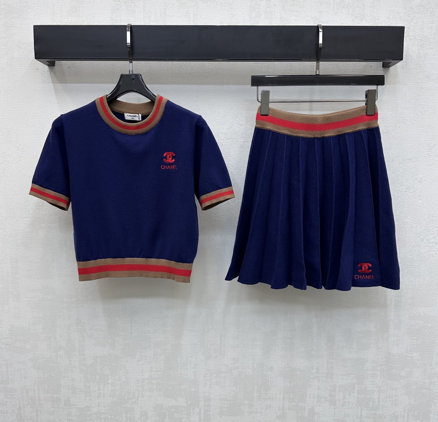 NO:747549,Chane*2026 new products are on the shelves. Contrast color short-sleeved knitted pleated skirt suit customized YB imported wool knitted material. Comfortable and warm, full of texture. Contrast color striped edge stitching design is used to add layering to the shape. The chest skirt is decorated with iconic letter logo decoration to highlight the brand tone. Surface accessories development. Round neck short-sleeved top pleated skirt cut. Daily wear to reduce age and fashionable. High version 2 colors 36 38  40,,chanel,skirts,T-shirt,19860909Chane*2026新品上架撞色短袖针织百褶裙套装定制YB进口羊毛针织材质 舒适保暖 质感十足 沿用撞色条纹包边拼接设计 增添造型层次感 胸前裙摆点缀标志性字母徽标装饰 彰显品牌调性 面辅料开发 圆领短袖上衣百褶半裙剪裁 日常穿搭减龄时髦 高版本2色36 38 40,,chanel,skirts,T-shirt,,Women's clothing