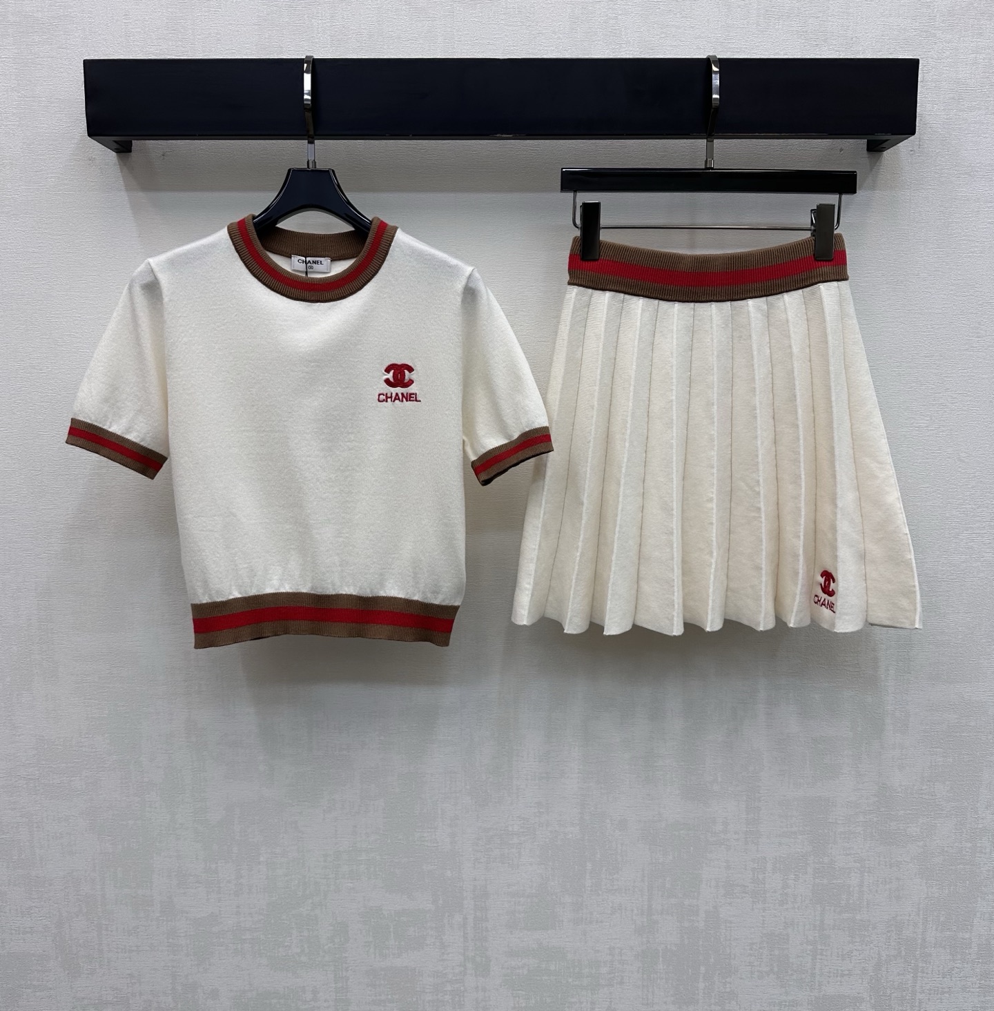 NO:747537,Chane*2026 new products are on the shelves. Contrast color short-sleeved knitted pleated skirt suit customized YB imported wool knitted material. Comfortable and warm, full of texture. Contrast color striped edge stitching design is used to add layering to the shape. The chest skirt is decorated with iconic letter logo decoration to highlight the brand tone. Surface accessories development. Round neck short-sleeved top pleated skirt cut. Daily wear to reduce age and fashionable. High version 2 colors 36 38  40,,chanel,skirts,T-shirt,19860909Chane*2026新品上架撞色短袖针织百褶裙套装定制YB进口羊毛针织材质 舒适保暖 质感十足 沿用撞色条纹包边拼接设计 增添造型层次感 胸前裙摆点缀标志性字母徽标装饰 彰显品牌调性 面辅料开发 圆领短袖上衣百褶半裙剪裁 日常穿搭减龄时髦 高版本2色36 38 40,,chanel,skirts,T-shirt,,Women's clothing