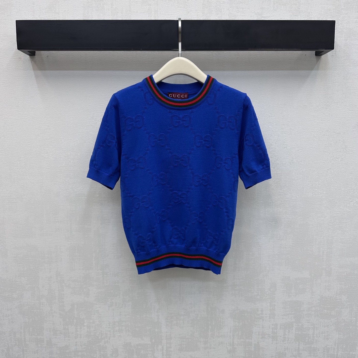 NO:747564,Gucc*2026 new products are on the shelves. Jacquard round neck short-sleeved knitted custom YB imported wool knitted material is soft and comfortable. The ready-made garments are narrowed with contrasting threads to add layering to the shape. The whole body is covered with rhombus double G jacquard embellishments to highlight the brand tone. Development of surface accessories. Round neck short-sleeved top style tailoring. Casually matched with skirts and trousers to look relaxed and slim. High version 2 colors, gucci, skirts, T-shirt,19860909Gucc*2026新品上架提花圆领短袖针织定制YB进口羊毛针织材质 柔软舒适 成衣以撞色螺纹包边收窄处理 增添造型层次感 大身通体满铺菱格双G提花点缀装饰 彰显品牌调性 面辅料开发 圆领短袖上衣版型剪裁 随意搭配裙裤装穿搭松弛显瘦 高版本2色,,gucci,skirts,T-shirt,,Women's clothing