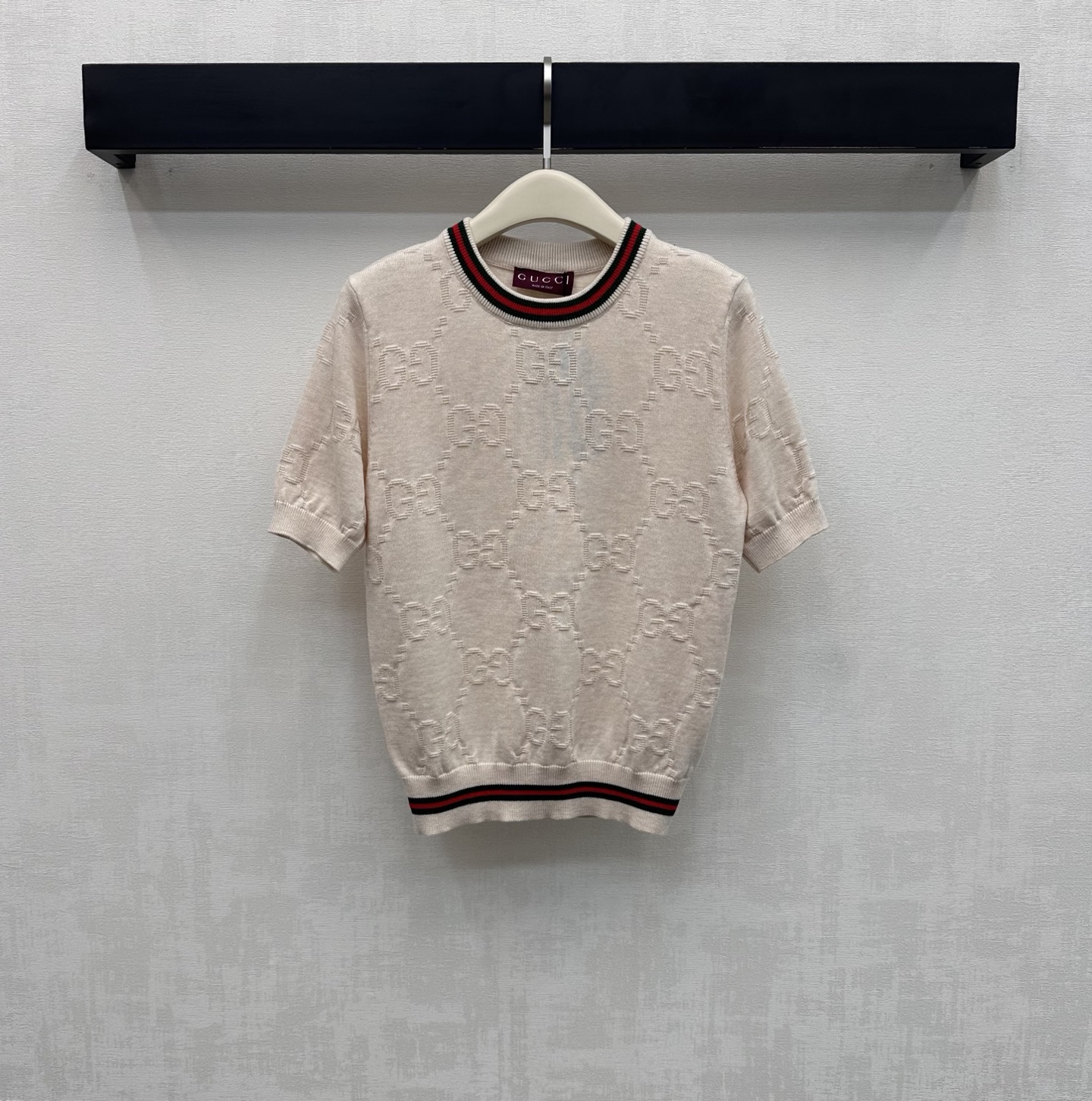 NO:747572,Gucc*2026 new products are on the shelves. Jacquard round neck short-sleeved knitted custom p YB imported wool knitted material is soft and comfortable. The ready-made garments are narrowed with contrasting threads to add a sense of layering to the shape. The whole body is covered with rhombus double G jacquard embellishments to highlight the brand tone. Development of surface accessories. Round neck short-sleeved tops are tailored. Casually matched with skirts and trousers to look relaxed and slim. High version 2 colors, gucci, skirts, T-shirt,19860909Gucc*2026新品上架提花圆领短袖针织定p制YB进口羊毛针织材质 柔软舒适 成衣以撞色螺纹包边收窄处理 增添造型层次感 大身通体满铺菱格双G提花点缀装饰 彰显品牌调性 面辅料开发 圆领短袖上衣版型剪裁 随意搭配裙裤装穿搭松弛显瘦 高版本2色,,gucci,skirts,T-shirt,,Women's clothing